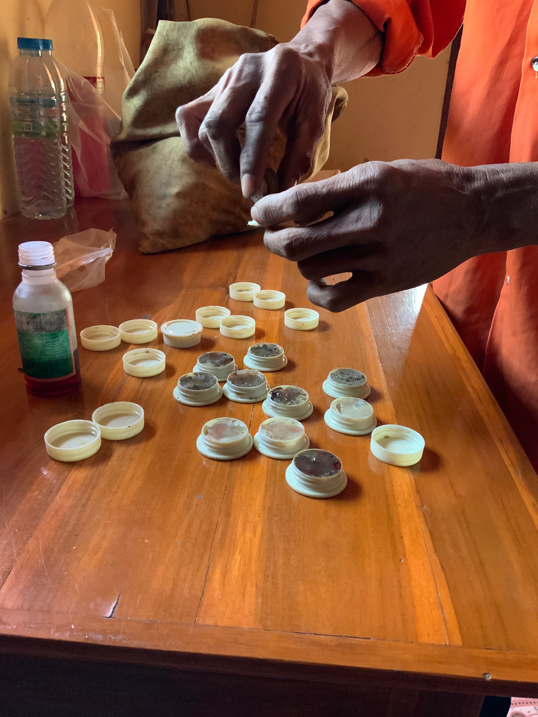 สีผึ้งเทียนชัย ผสม น้ำมันพราย 179 ตน ปู่เพ็ญจอมขมังเวทย์