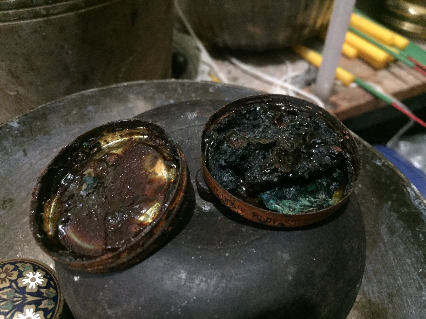 สีผึ้งพรายแม่น้ำฝน ด้านในมีกะโหลกหน้าผากพรายแม่น้ำฝน