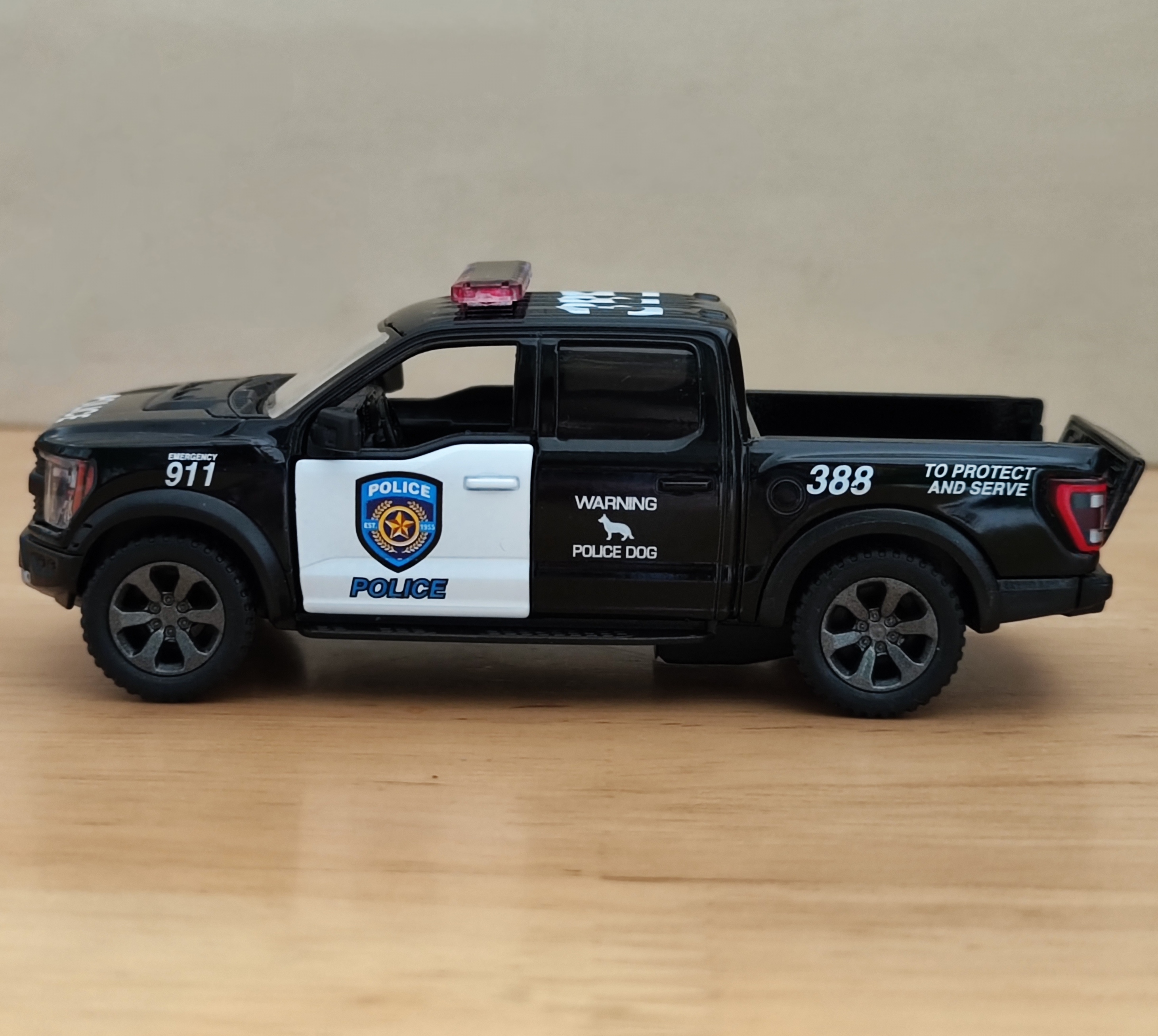 โมเดลรถเหล็ก รถตำรวจ (ปลีก-ส่ง)