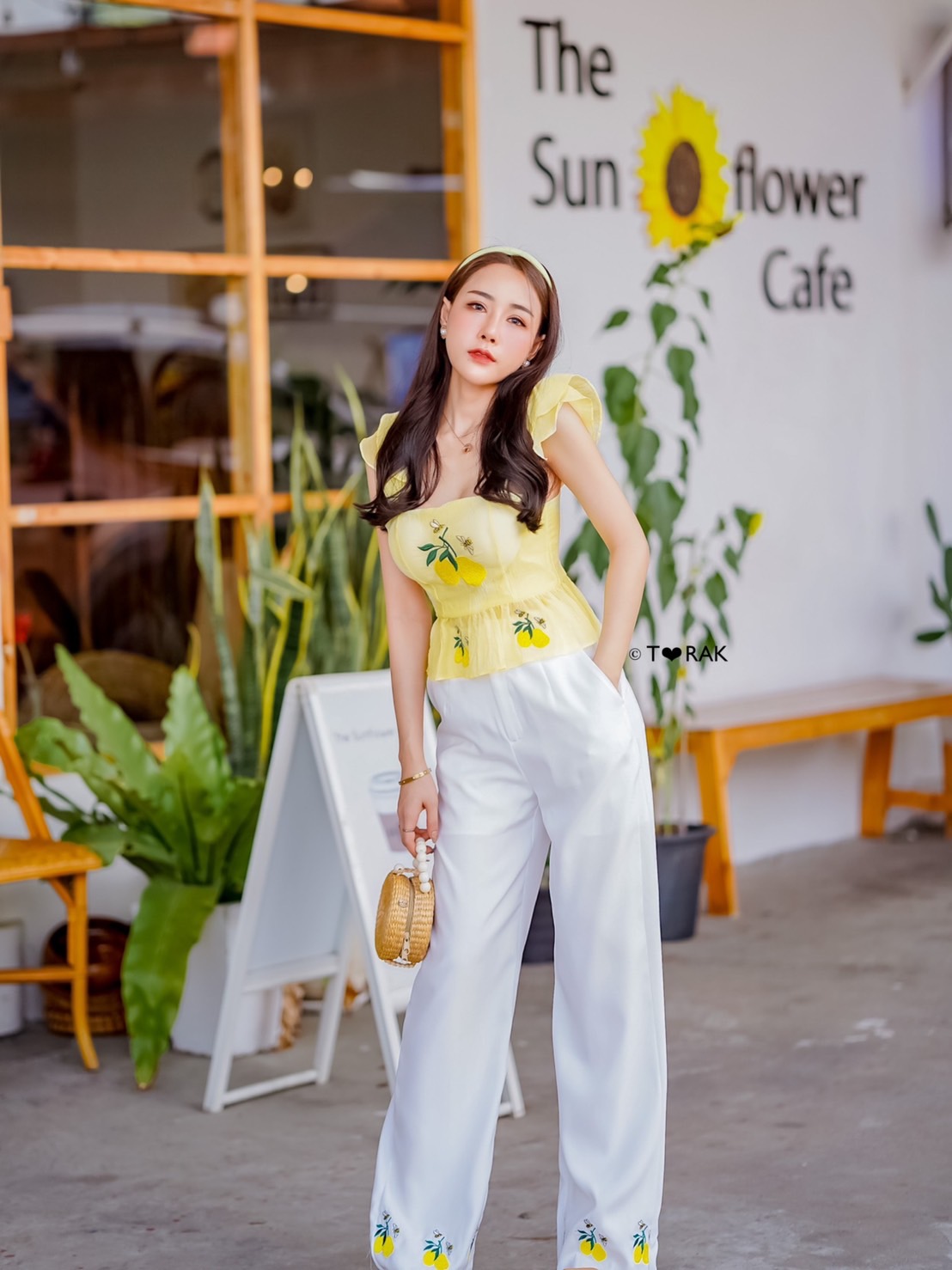 06-2184 เซท 2 ชิ้น เสื้อครอปสายเดี่ยวสีเหลืองสดใส