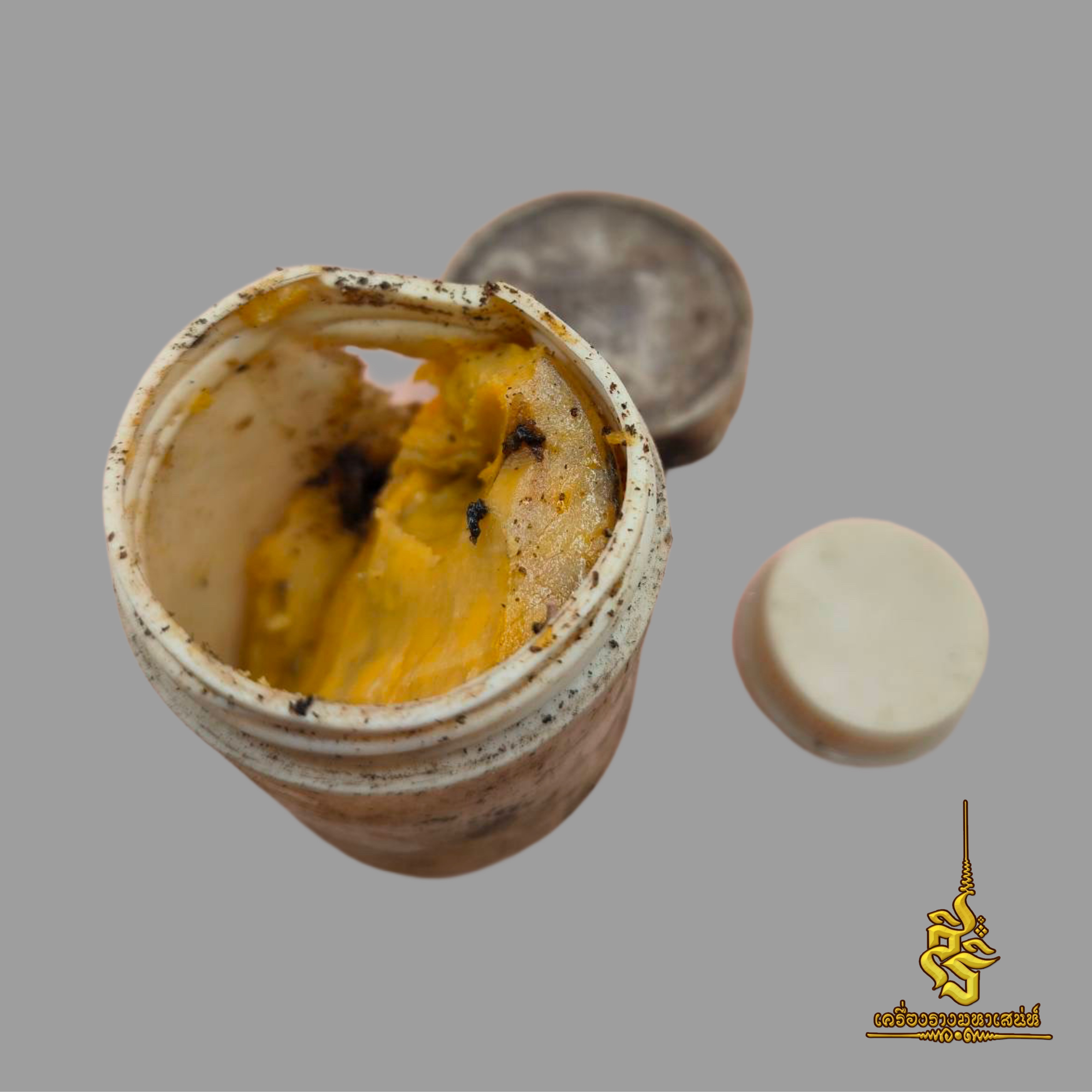 ⭕️ สีผึ้งมหาเสน่ห์ผสมน้ำมันพรายยุคต้น พบในย่าม หลวงปู่ชื่น วัดตาอี