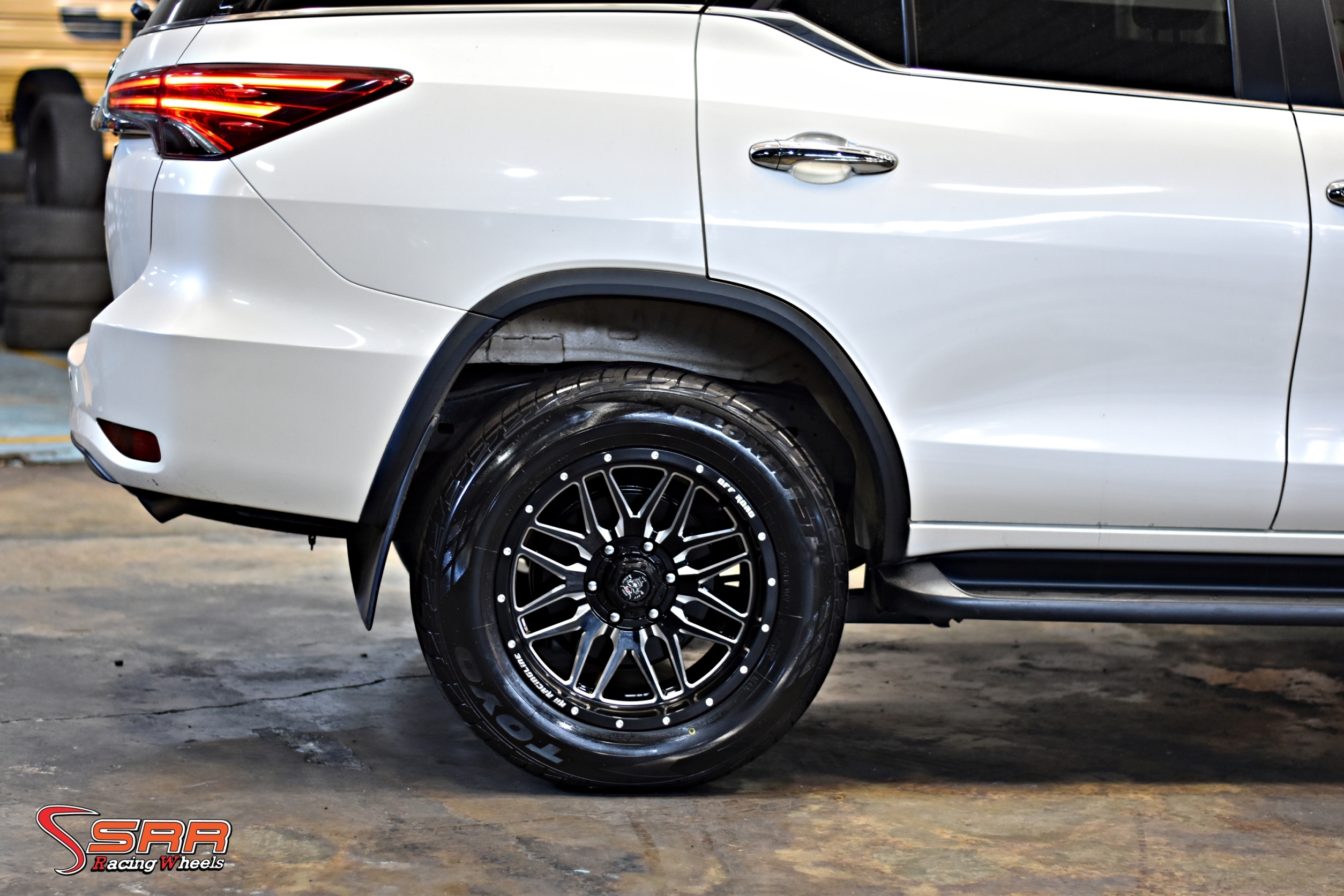 8040-MGW OFFROAD ขอบ18 6H139.7 ET0 BW ราคาพิเศษ