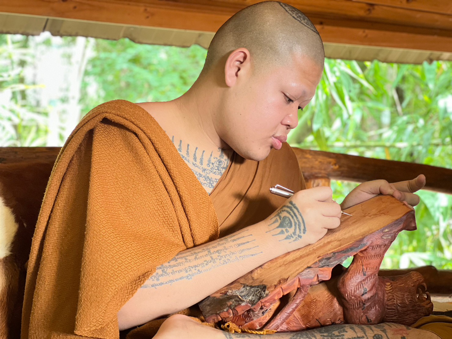 ล็อกเก็ตพระสีวลีจกบาตร (รุ่นมีกินไม่รู้สิ้น) ฉากขาวรุ่น 2 2566 เดือนมิถุนายน พระอาจารย์ บุณยกร ฐิตปุญโญ วังน้ำเย็น สระแก้ว