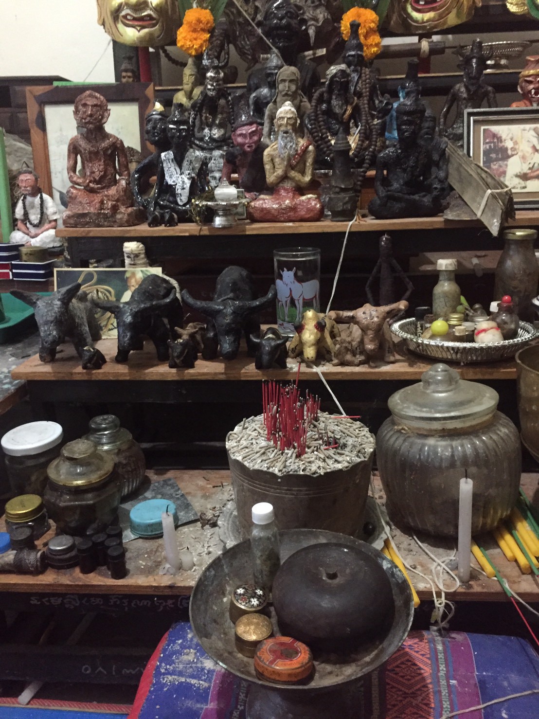 สีผึ้งพรายแม่น้ำฝน ด้านในมีกะโหลกหน้าผากพรายแม่น้ำฝน