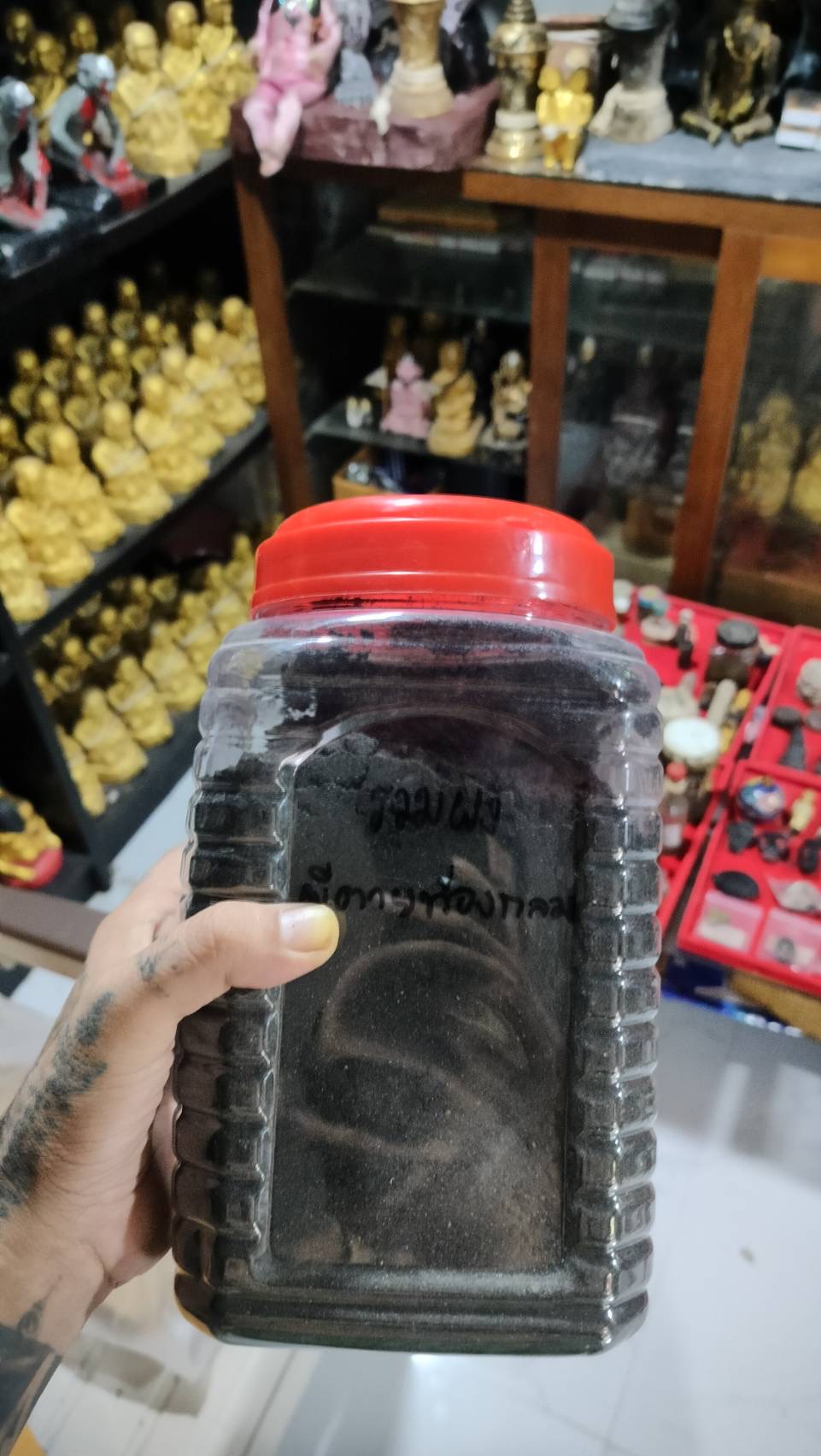ผงเถ้ากระดูกผีตายทั้งกลมที่ได้รวบรวมเอาไว้ไม่ต่ำกว่าร้อยศพ