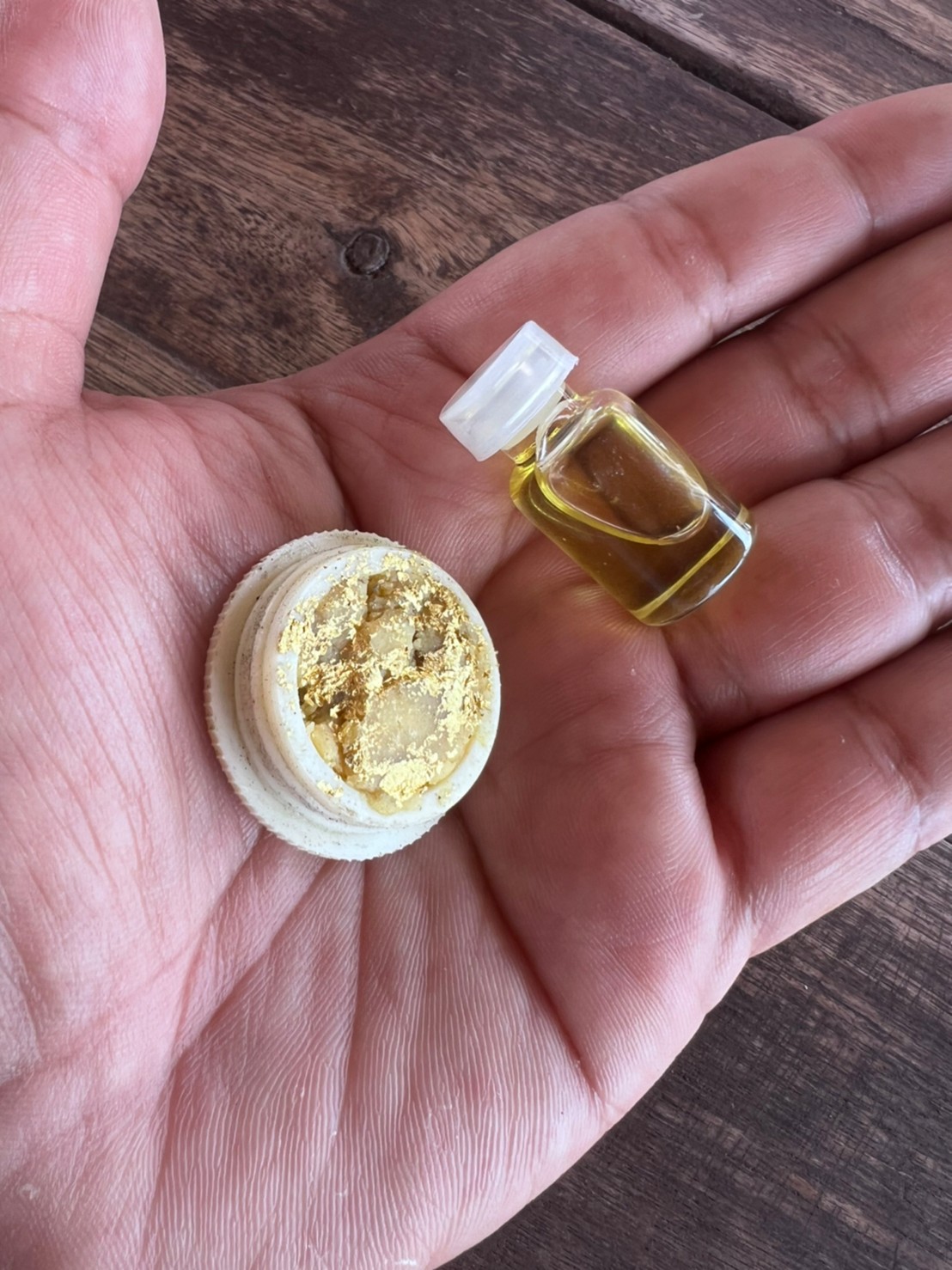 ⭕️ สีผึ้งมหาเสน่ห์ผสมน้ำมันพรายยุคต้น พบในย่าม หลวงปู่ชื่น วัดตาอี