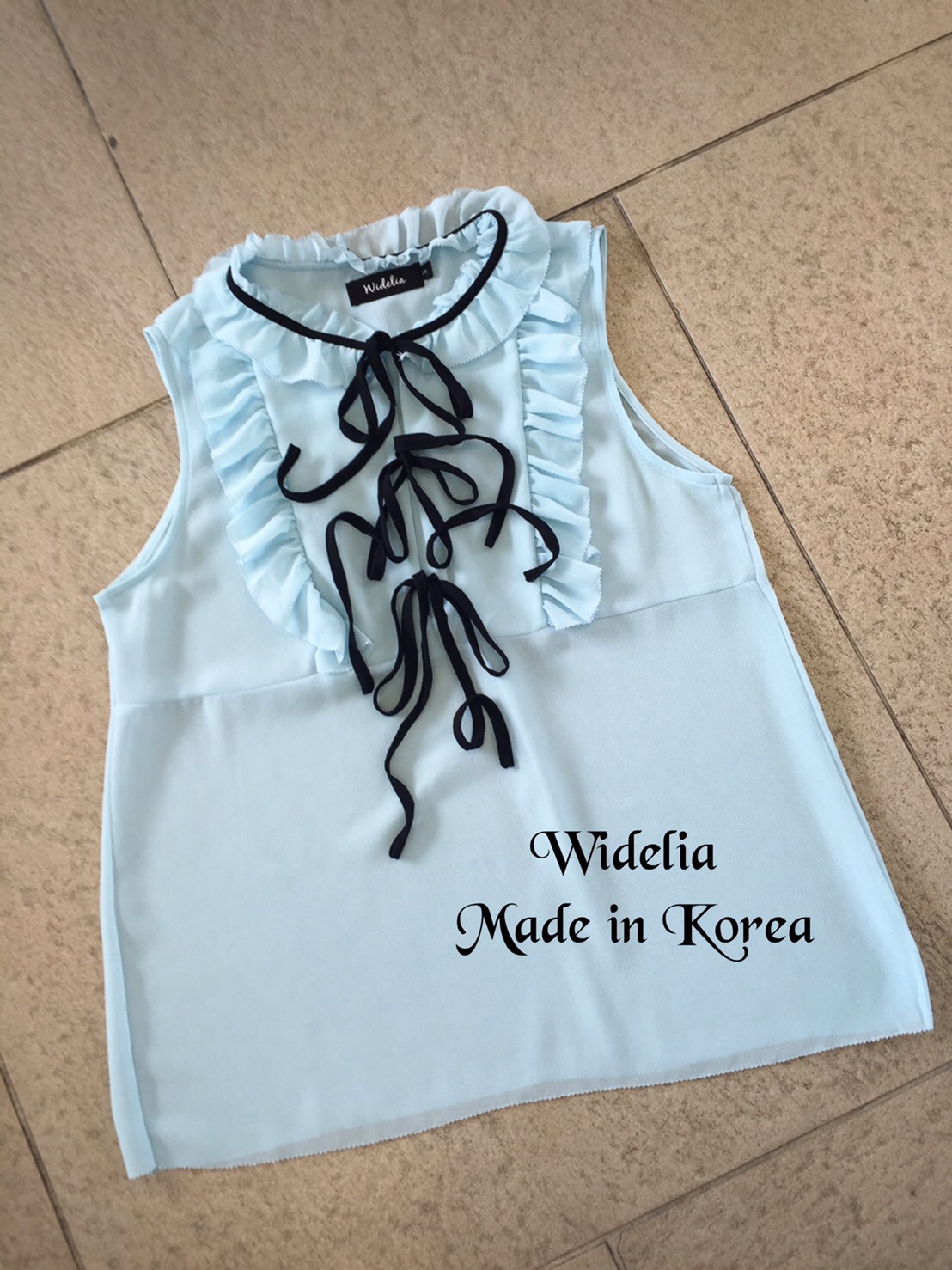 *พร้อมส่ง*CRW Top :: เสื้อแขนกุดสุดเก๋ แต่งระบายคอ ( ฟ้า )