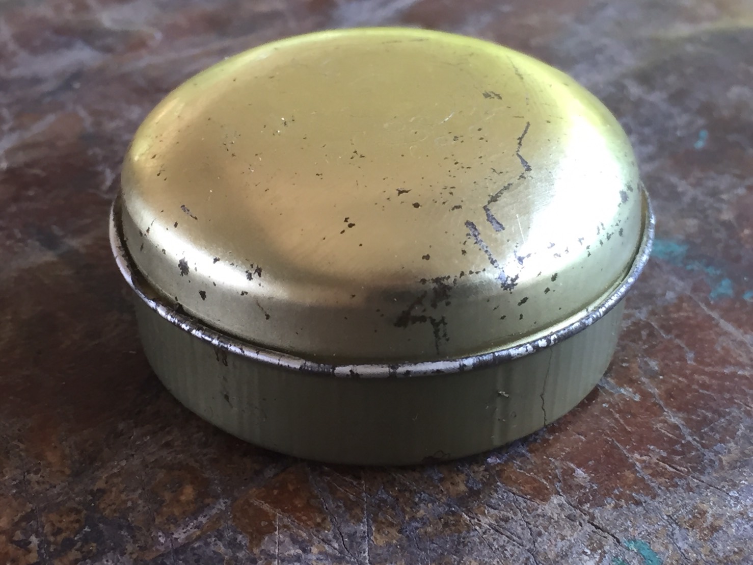 สีผึ้งพรายแม่น้ำฝน ด้านในมีอิ้นพราย59ตน ประคำพราย59ตน ตะกรุดสาริกา