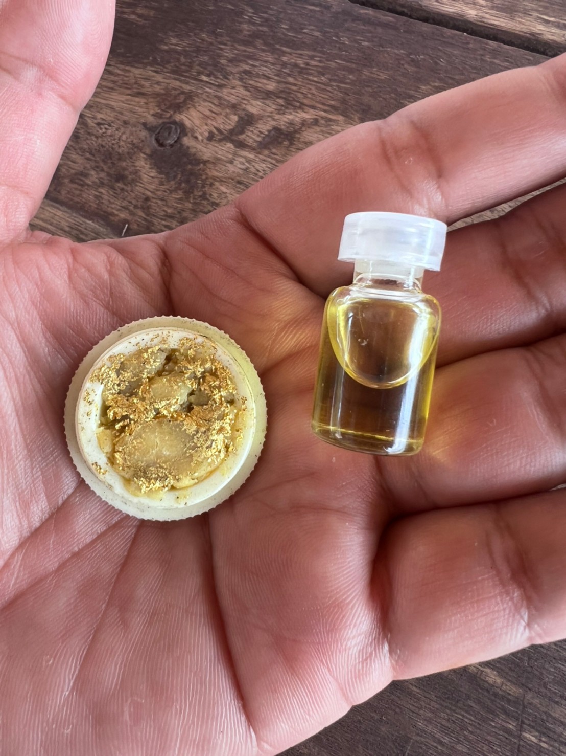 ⭕️ สีผึ้งมหาเสน่ห์ผสมน้ำมันพรายยุคต้น พบในย่าม หลวงปู่ชื่น วัดตาอี