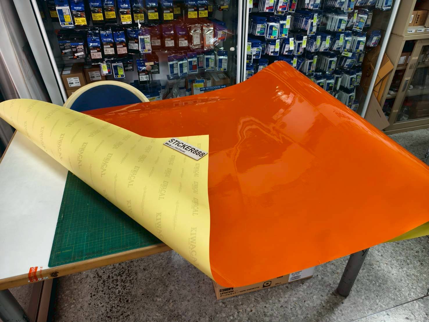 สติ๊กเกอร์สะท้อนแสง KIWALITE (ญี่ปุ่น) สีส้ม 9553 ขนาด 1240 cm x 45.7 M สติกเกอร์สี Engineer Grade KIWACAL