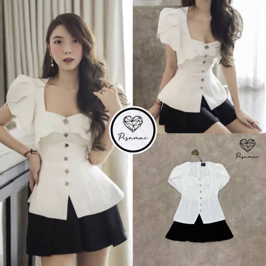 เซ็ตเสื้อสีขาวปีกค้างคาวแต่งกระดุมหน้า มาคู่กับกระโปรงสีดำตัวสั้น