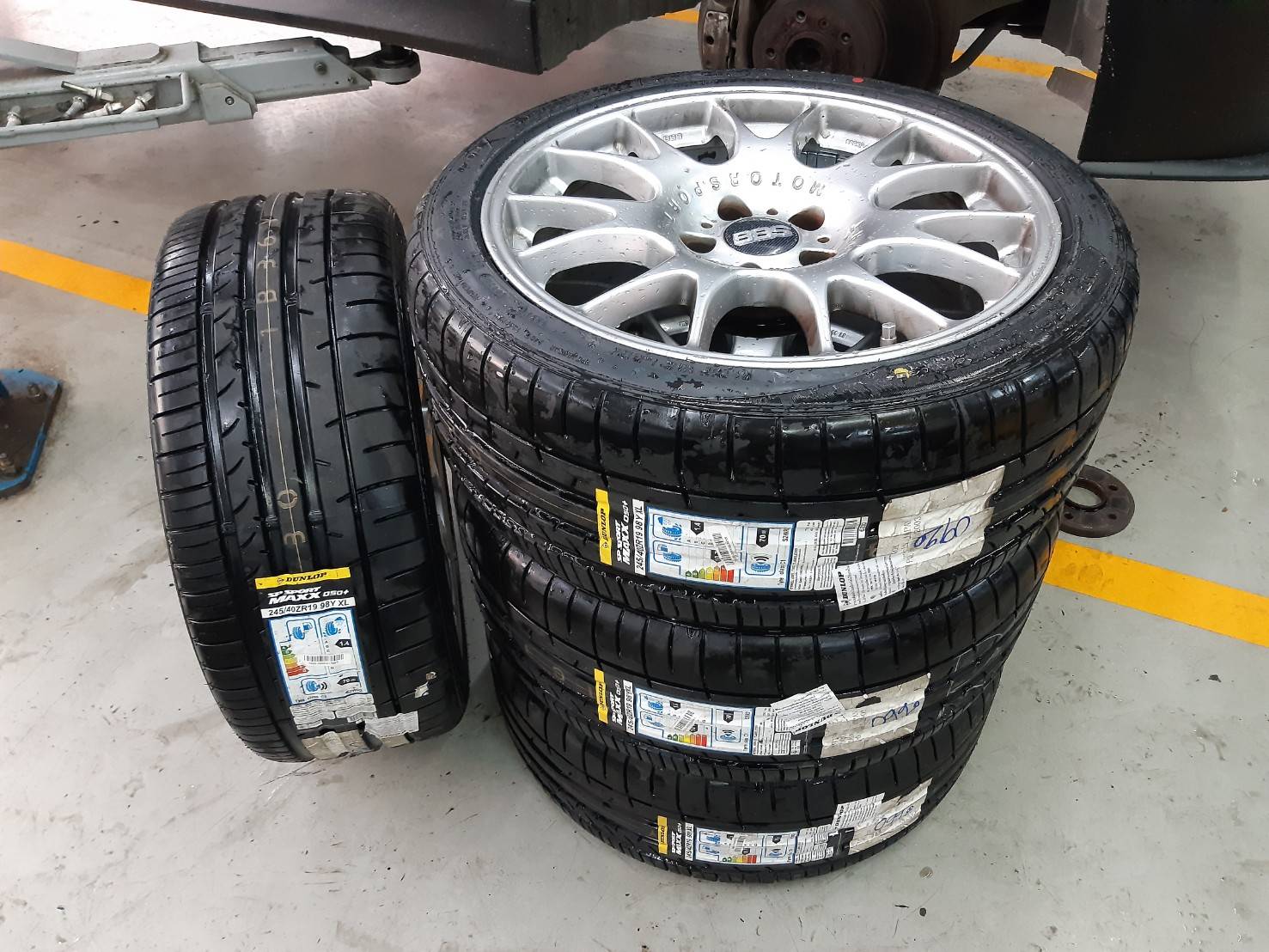 DUNLOP SP SPORT MAXX 050+ 245/40ZR19 ยางปี20 ราคาพิเศษ