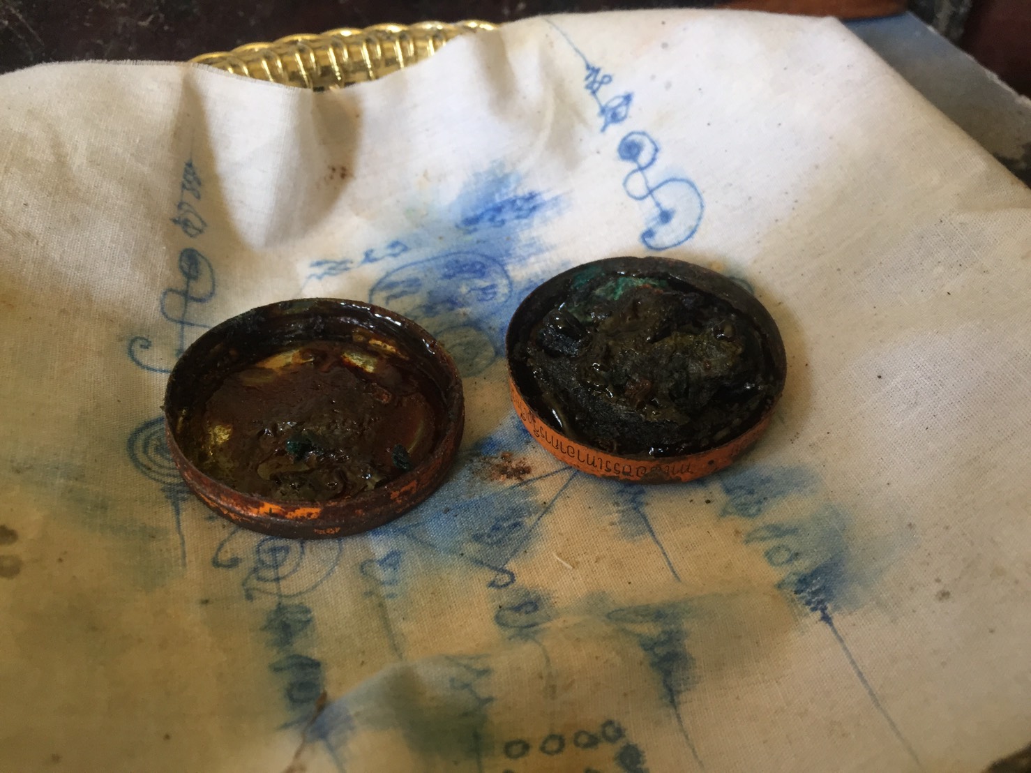 สีผึ้งพรายแม่น้ำฝน ด้านในมีกะโหลกหน้าผากพรายแม่น้ำฝน