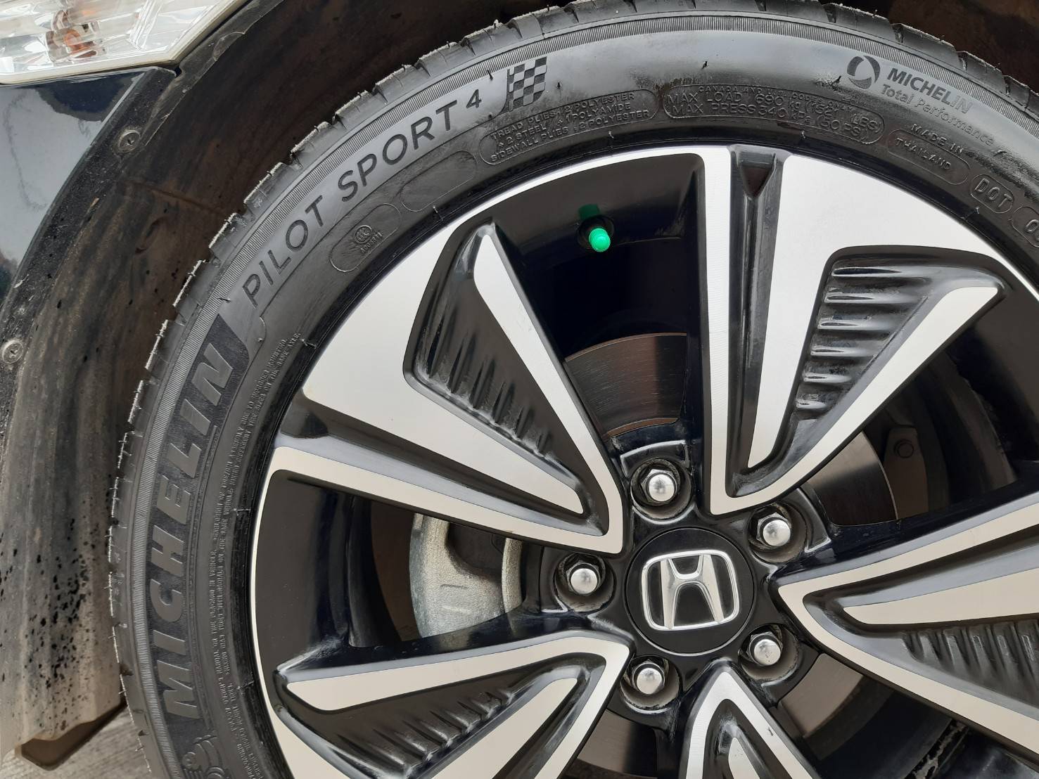 MICHELIN PILOT SPORT4 215/50ZR17 ยางใหม่ราคาพิเศษ