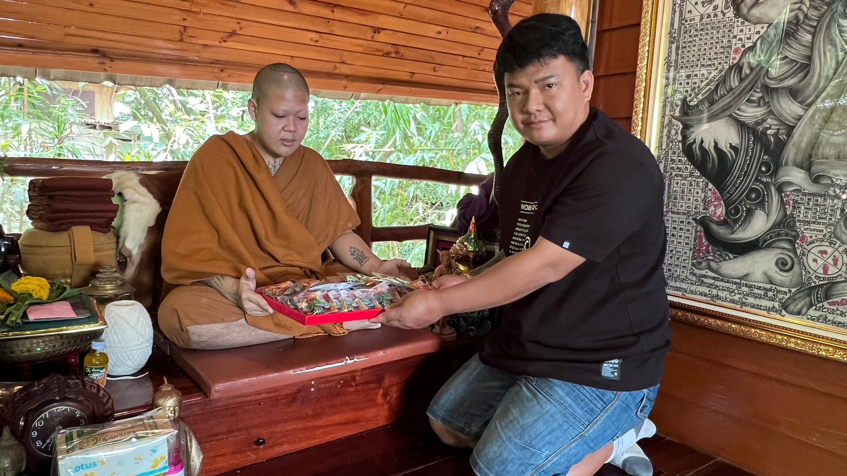 ล็อกเก็ตพระสีวลีจกบาตร (รุ่นมีกินไม่รู้สิ้น) ฉากขาวรุ่น 2 2566 เดือนมิถุนายน พระอาจารย์ บุณยกร ฐิตปุญโญ วังน้ำเย็น สระแก้ว FLT