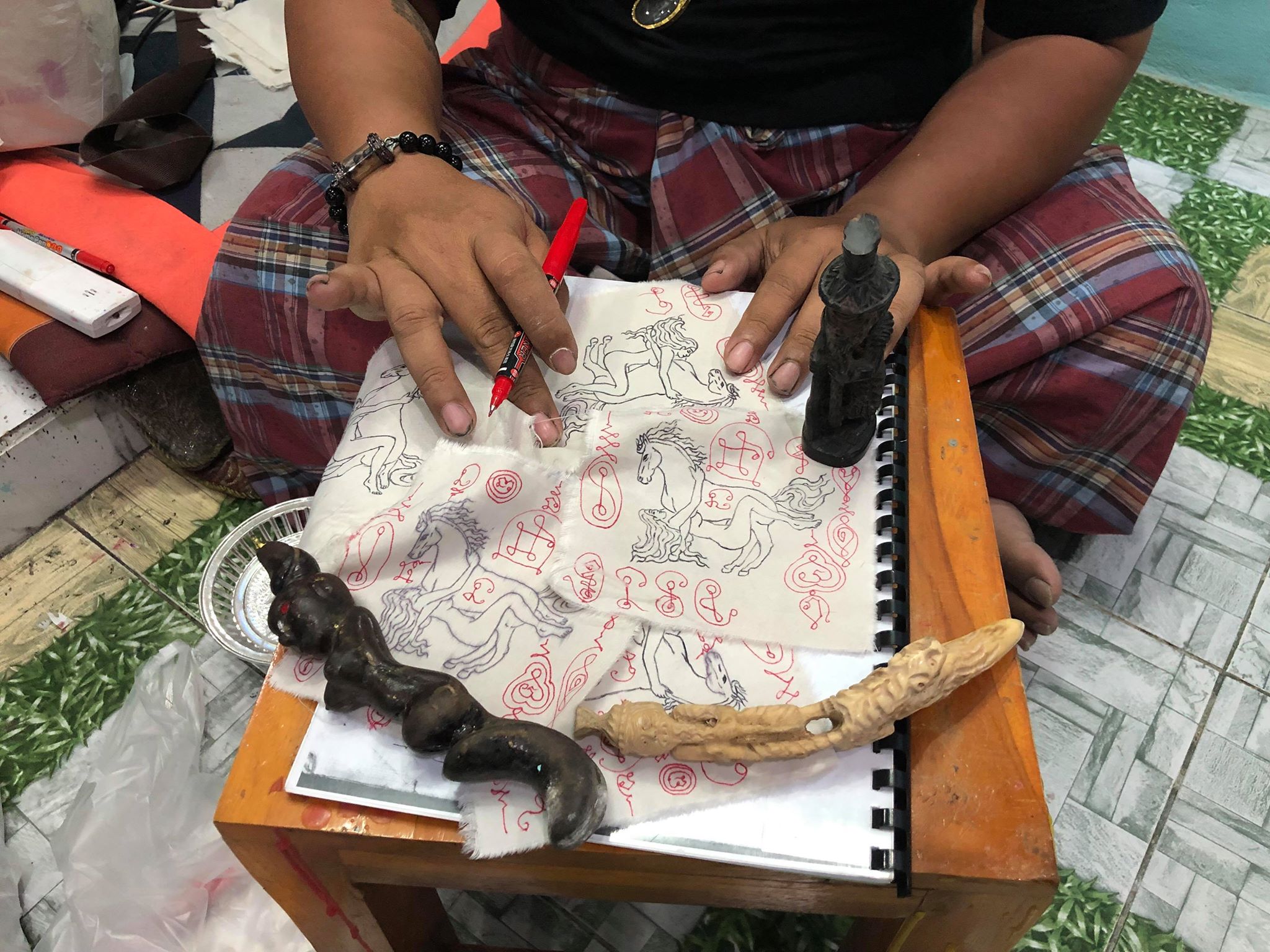 ผ้ายันต์ม้าเสพนาง จารบนผ้าปูเตียงโรงแรม