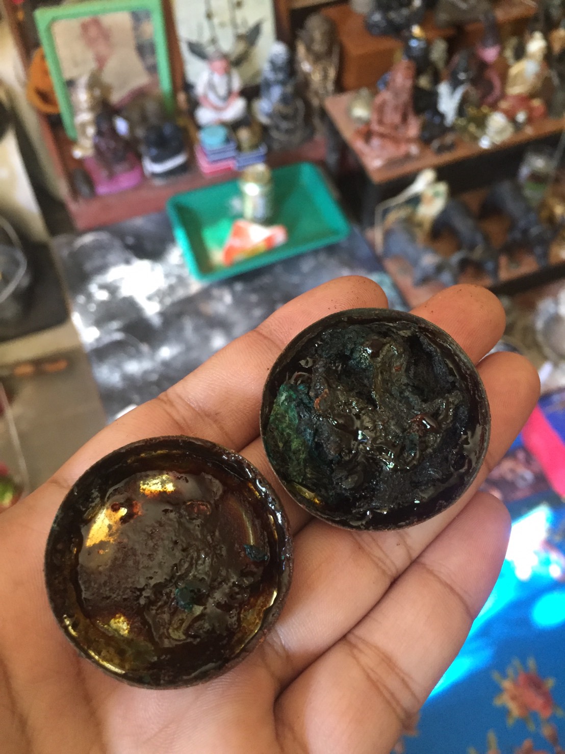 สีผึ้งพรายแม่น้ำฝน ด้านในมีกะโหลกหน้าผากพรายแม่น้ำฝน