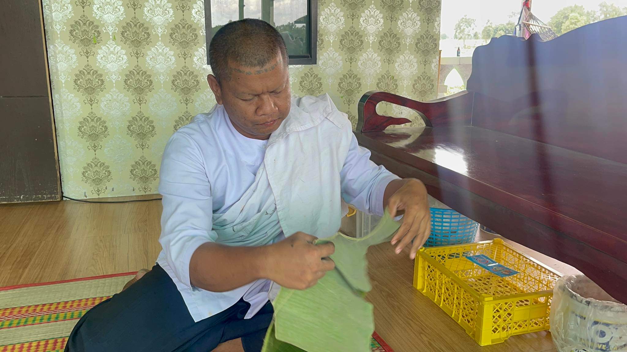 อาจารย์เขมรทำของที่ใช้ในพิธีเองทุกอย่าง