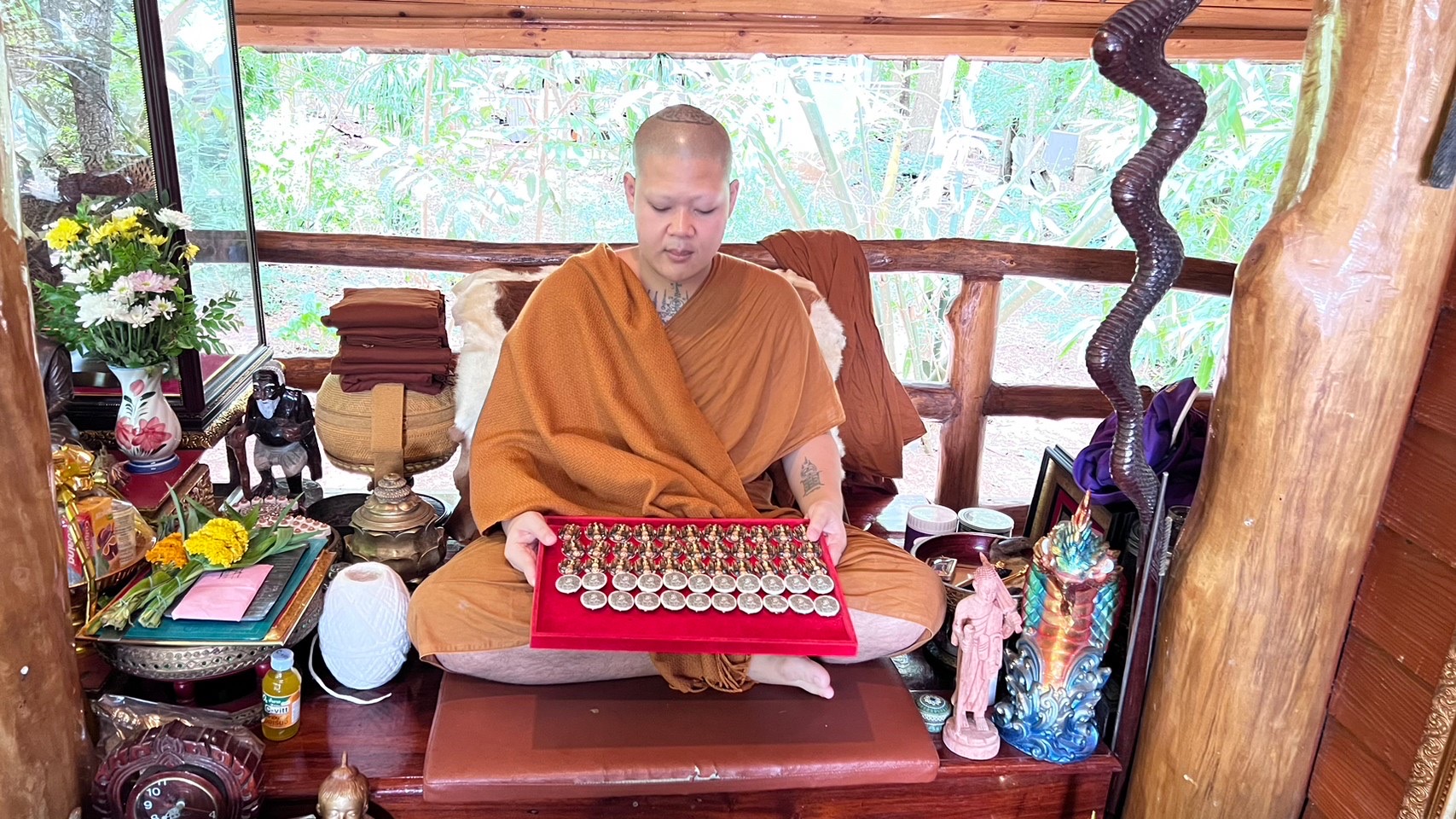 ล็อกเก็ตพระสีวลีจกบาตร (รุ่นมีกินไม่รู้สิ้น) ฉากขาวรุ่น 2 2566 เดือนมิถุนายน พระอาจารย์ บุณยกร ฐิตปุญโญ วังน้ำเย็น สระแก้ว