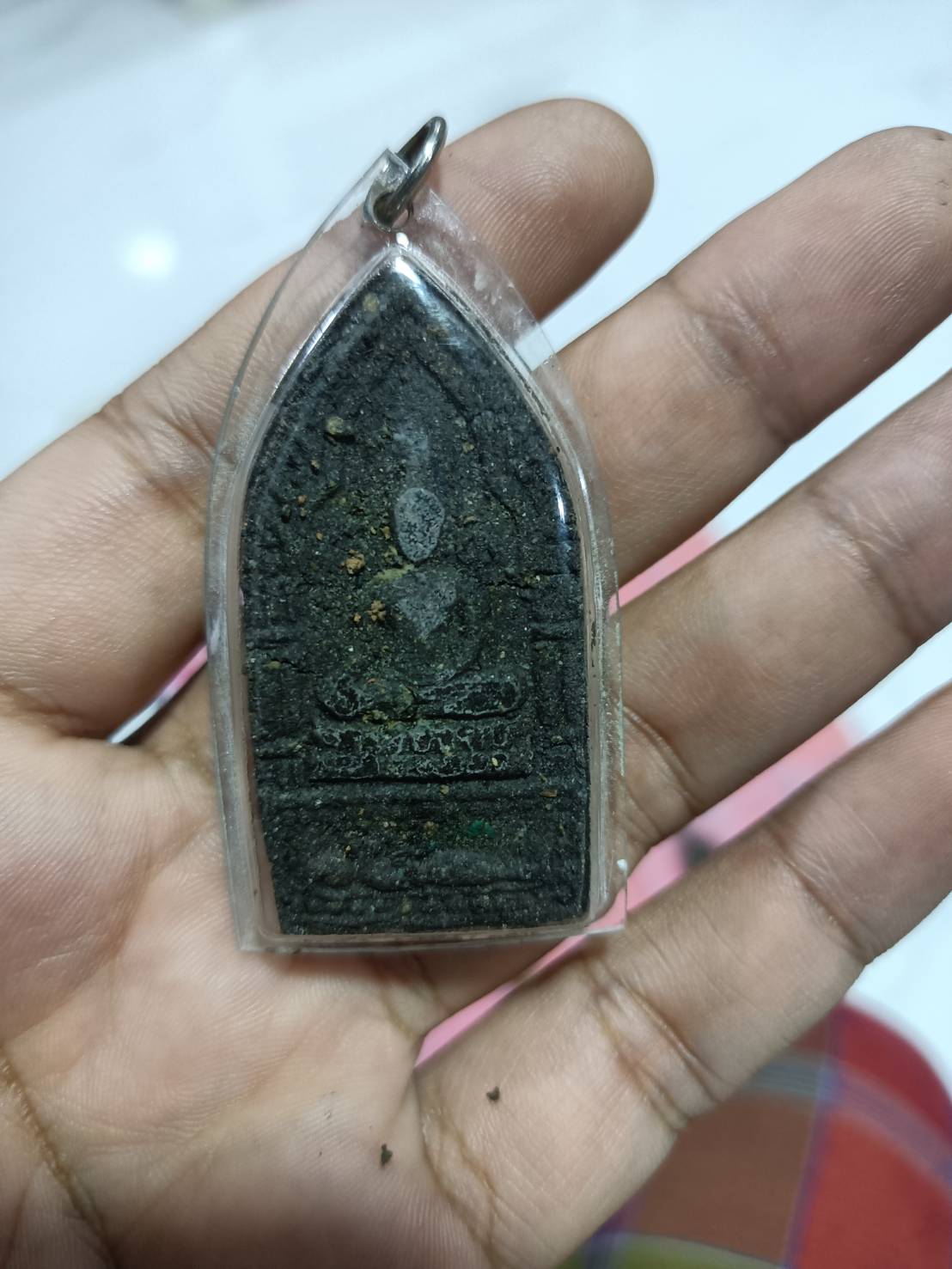 ขุนแผนสะกดทัพเนื้อสีผึ้งเปิดตามสภาพพระมีรอยลานแต่ไม่หักด้านหลังใส่สีผึ้งพรายแม่น้ำฝนเลี่ยมกรอบพลาสติกเก่าเดิมๆ