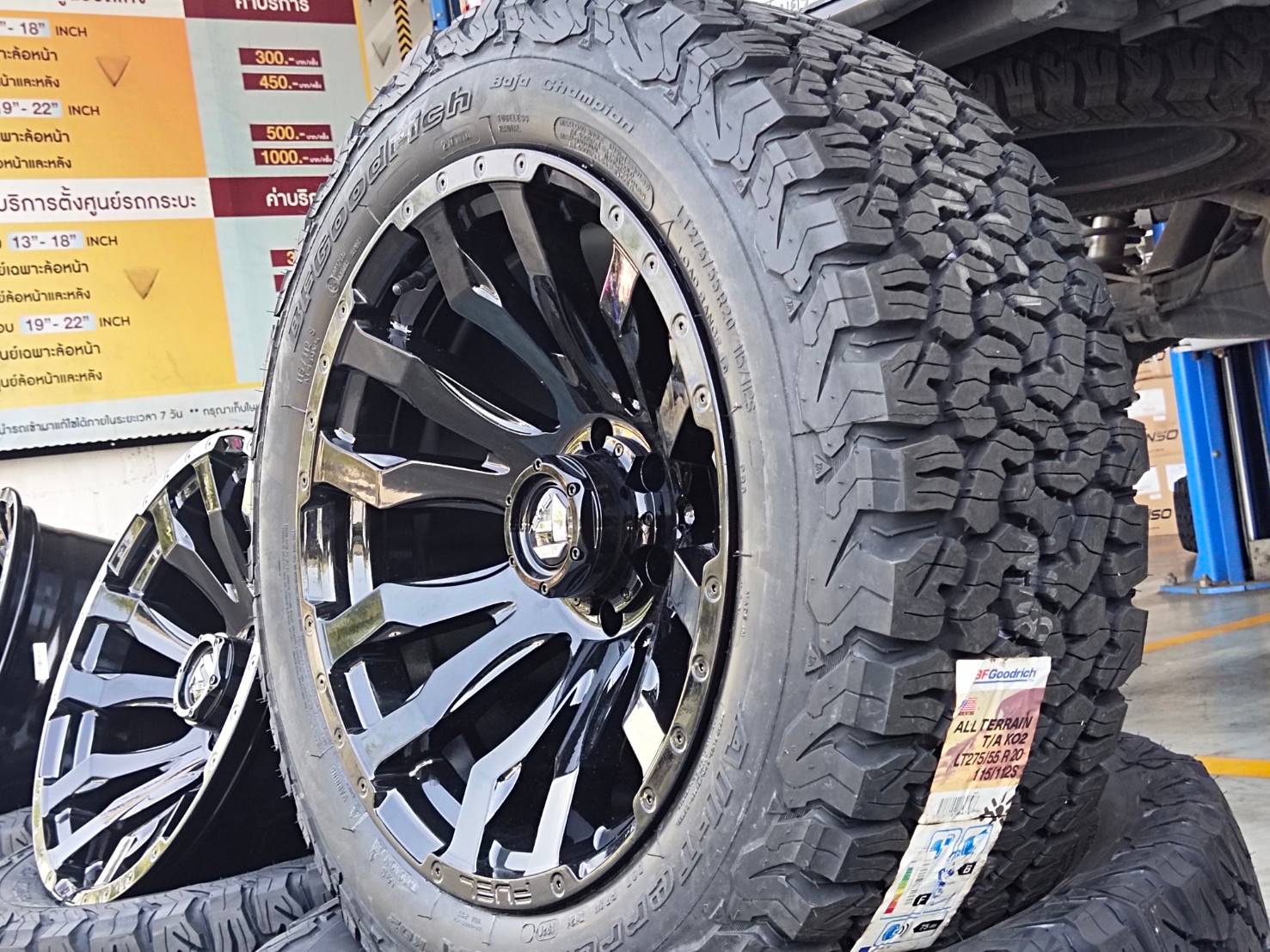 FUEL BLITZ D675 ขอบ20x10 ET-18 6x139.7 GLOSS BLACK