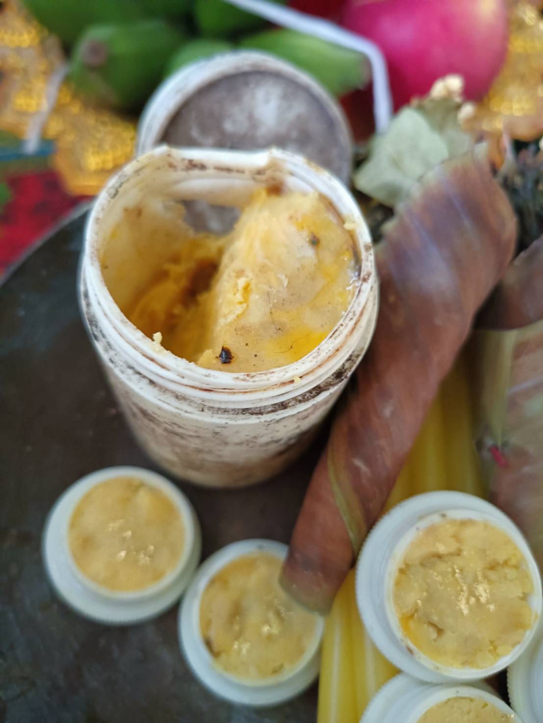 ⭕️ สีผึ้งมหาเสน่ห์ผสมน้ำมันพรายยุคต้น พบในย่าม หลวงปู่ชื่น วัดตาอี