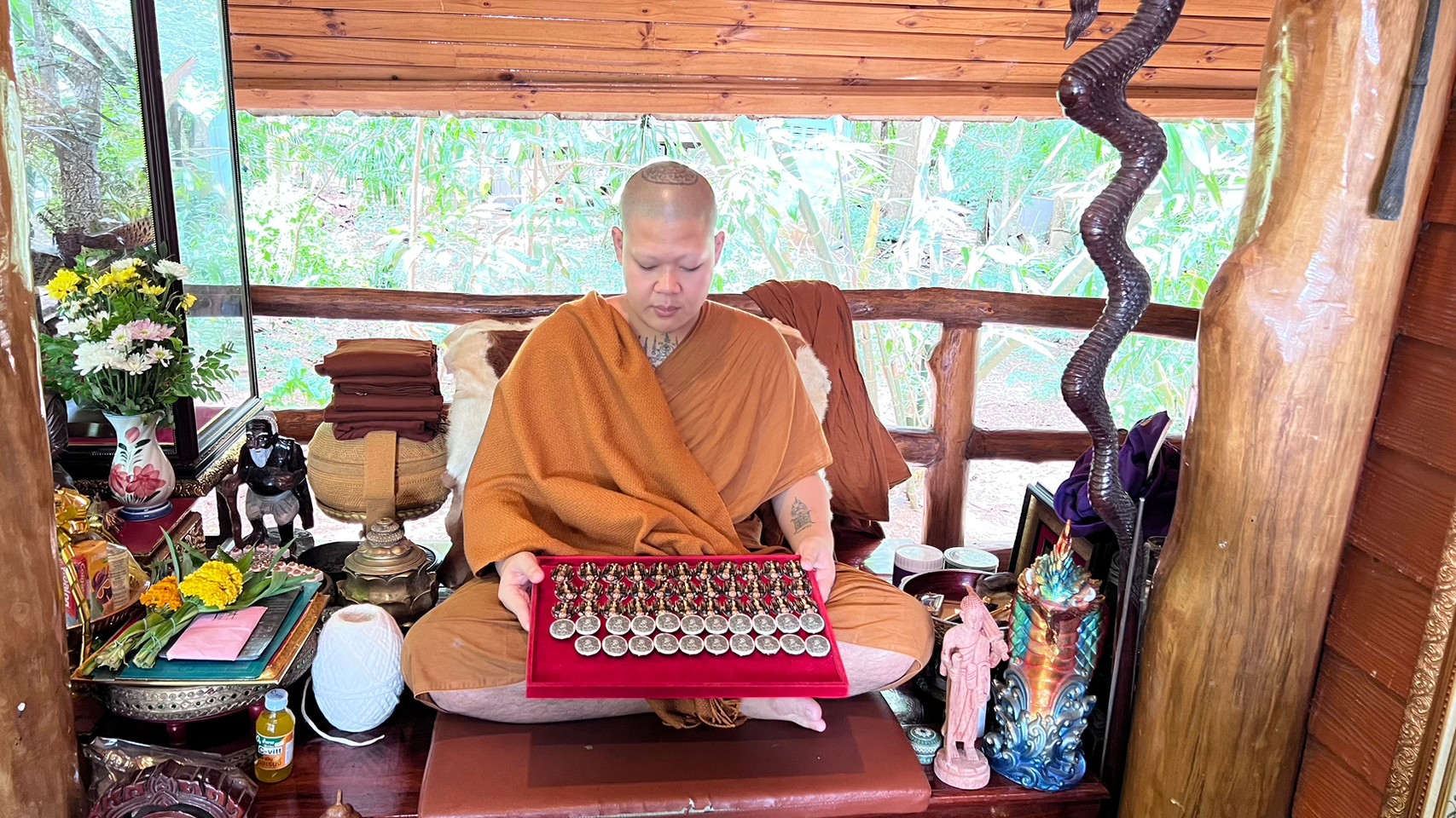 ล็อกเก็ตพระสีวลีจกบาตร (รุ่นมีกินไม่รู้สิ้น) ฉากขาวรุ่น 2 2566 เดือนมิถุนายน พระอาจารย์ บุณยกร ฐิตปุญโญ วังน้ำเย็น สระแก้ว FLT