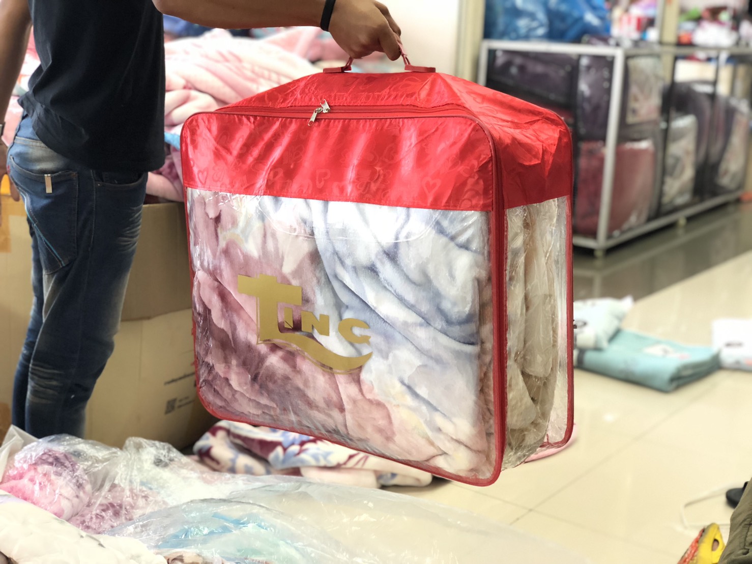 ผ้าห่มกำมะหยี่คละลาย 4 ผืนน้ำหนักผืนละ 5 กิโลกรัม