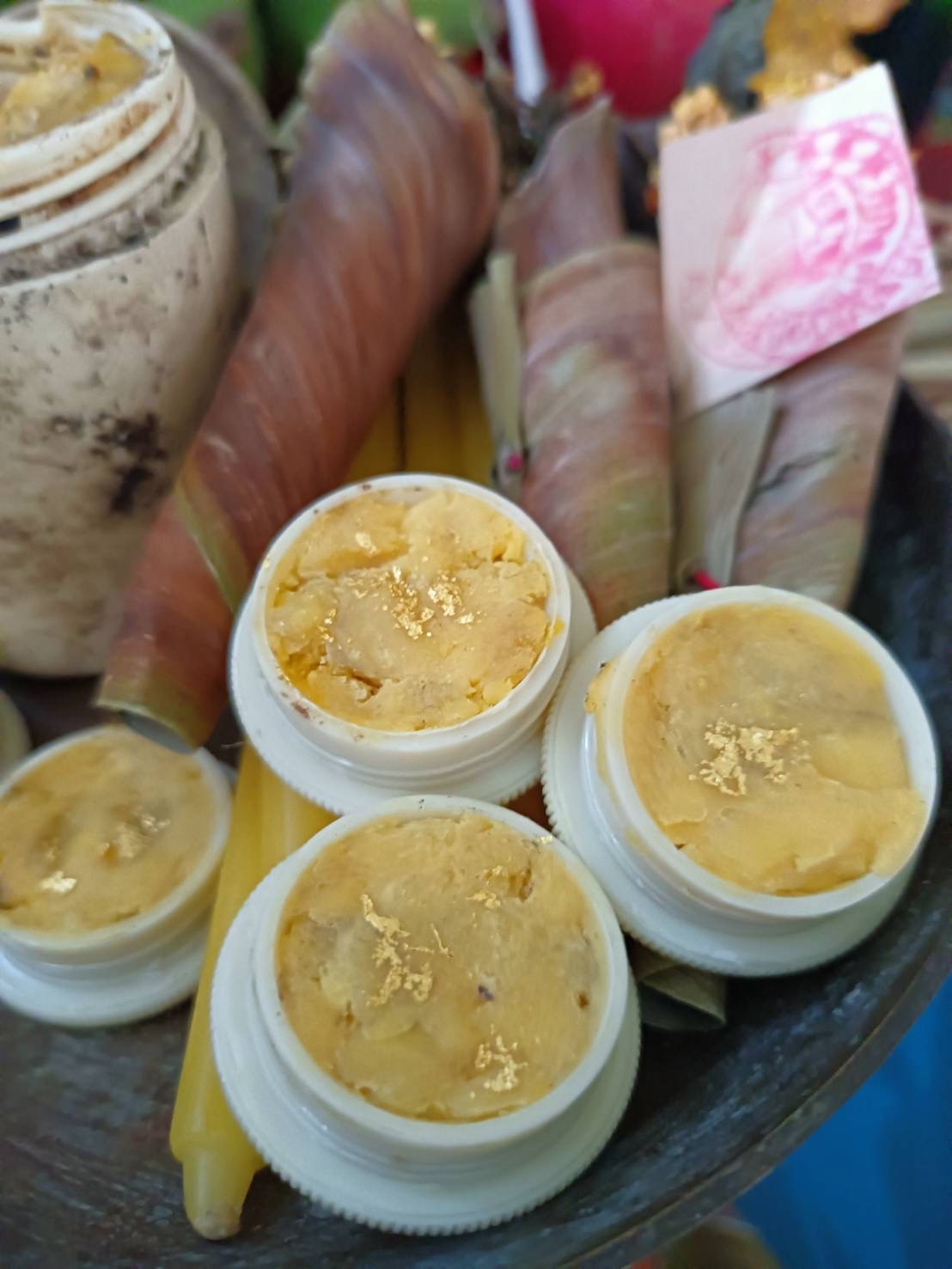 ⭕️ สีผึ้งมหาเสน่ห์ผสมน้ำมันพรายยุคต้น พบในย่าม หลวงปู่ชื่น วัดตาอี