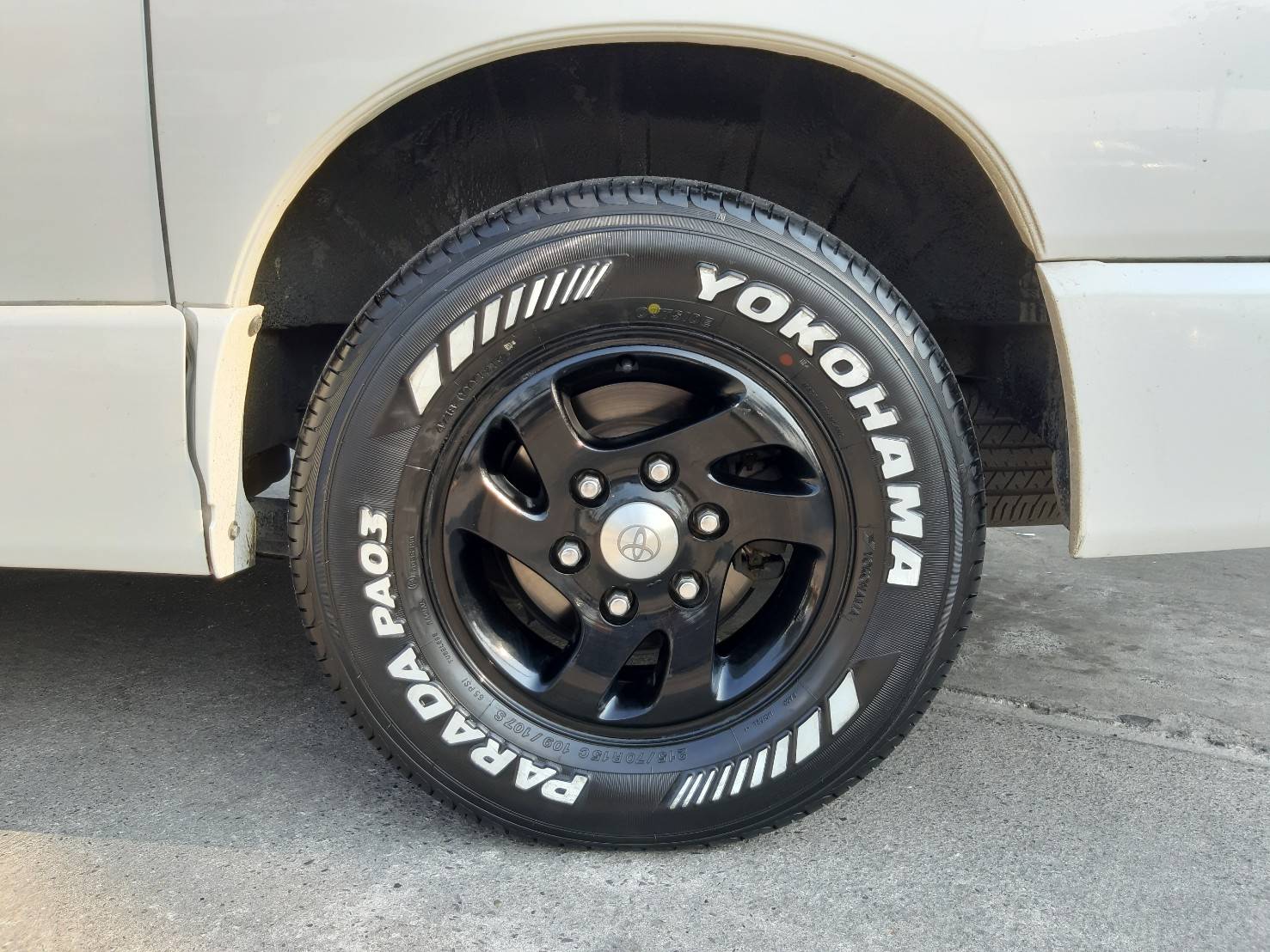 YOKOHAMA PARADA PA03 215/70R15 ยางขอบขาว ราคาพิเศษ