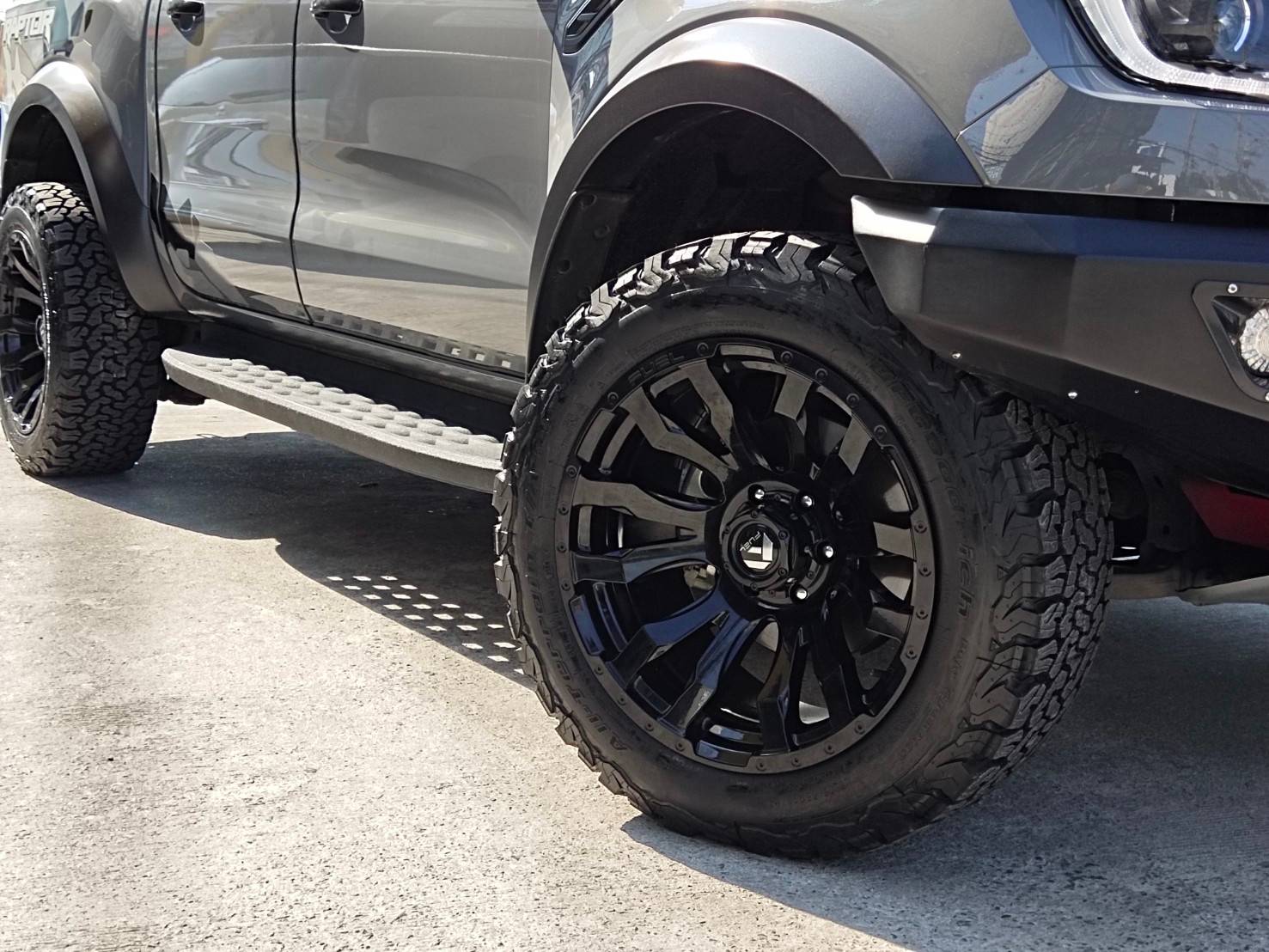 FUEL BLITZ D675 ขอบ20x10 ET-18 6x139.7 GLOSS BLACK