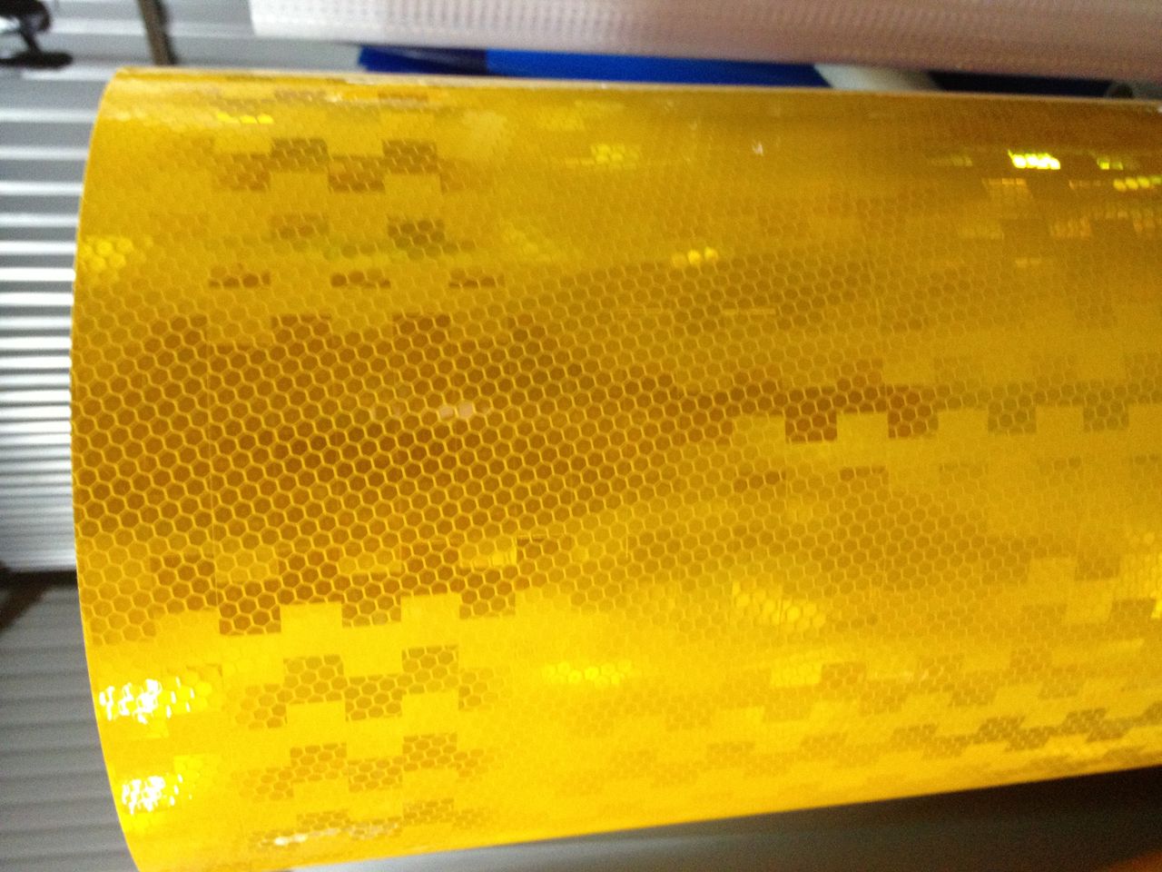 สติ๊กเกอร์สะท้อนแสง AVERY PEG สีขาว - Prismatic Engineer GRADE งานจราจร AVERY DENISON