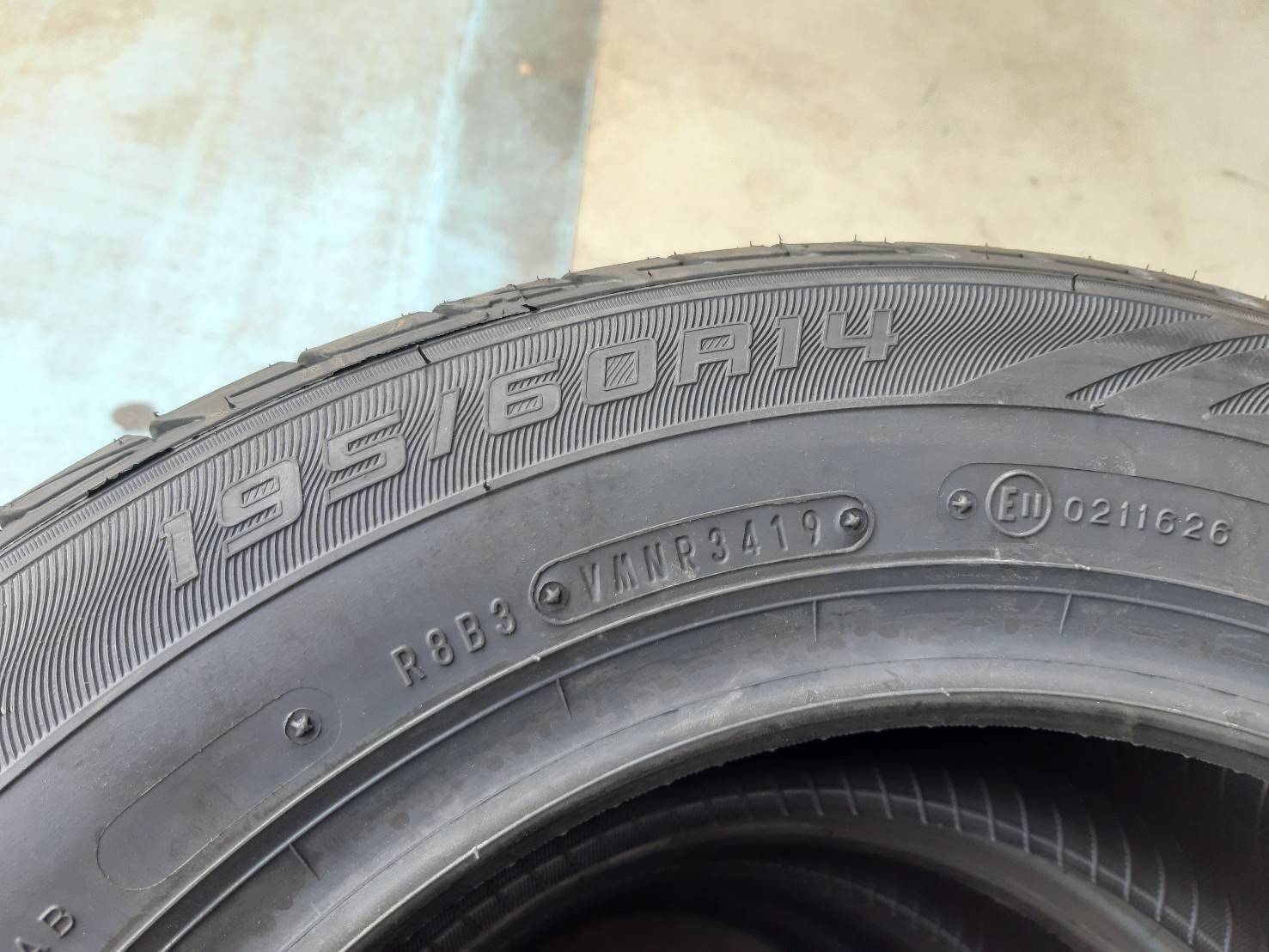 DUNLOP LM704 195/60R14 ราคาพิเศษ เส้นละ 1,900 บาท