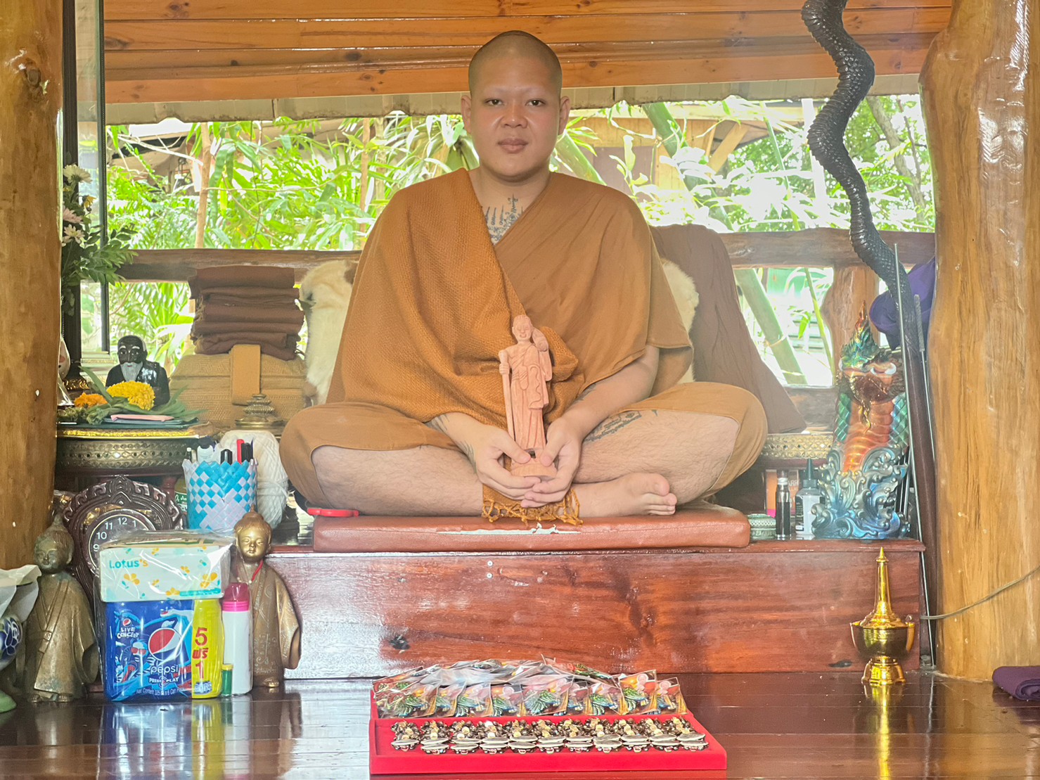 ล็อกเก็ตพระสีวลีจกบาตร (รุ่นมีกินไม่รู้สิ้น) ฉากขาวรุ่น 2 2566 เดือนมิถุนายน พระอาจารย์ บุณยกร ฐิตปุญโญ วังน้ำเย็น สระแก้ว
