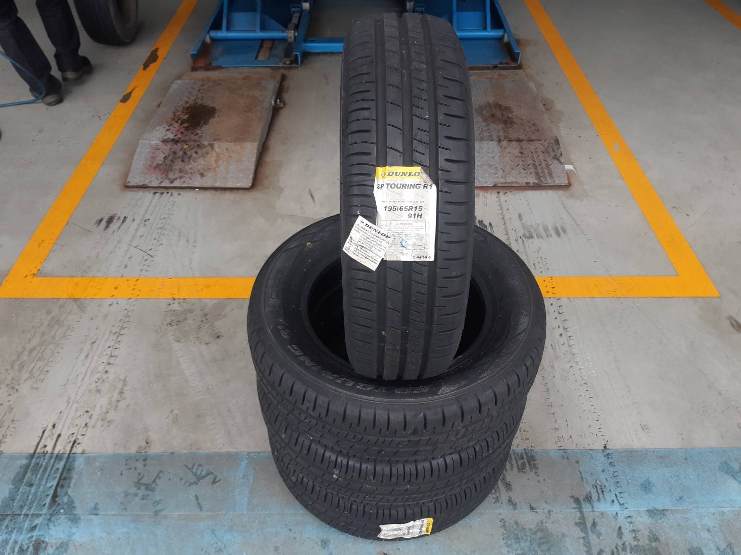 DUNLOP TOURING R1 195/65R15 ยางใหม่ลดราคาพิเศษ