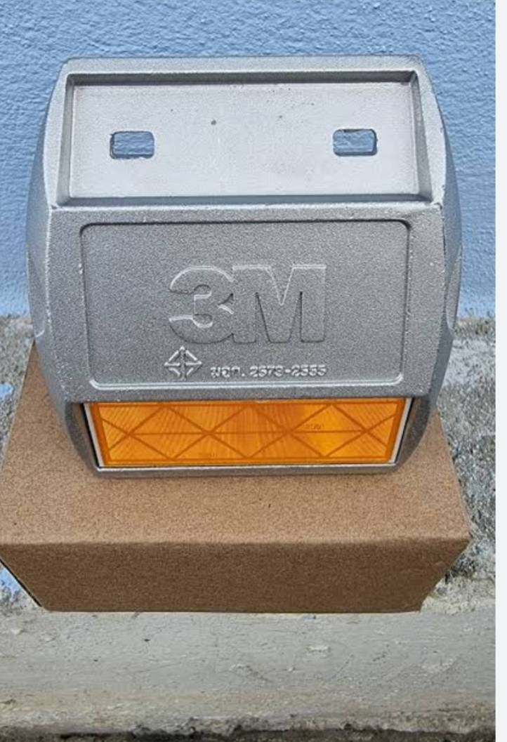 หมุดสะท้อนแสง 3M ชนิด 1 หน้า ขนาด 100x100x20 mm. หมุดข้างทางสะท้อนแสง หมุดติดถนน หมุดแบ่งเลน