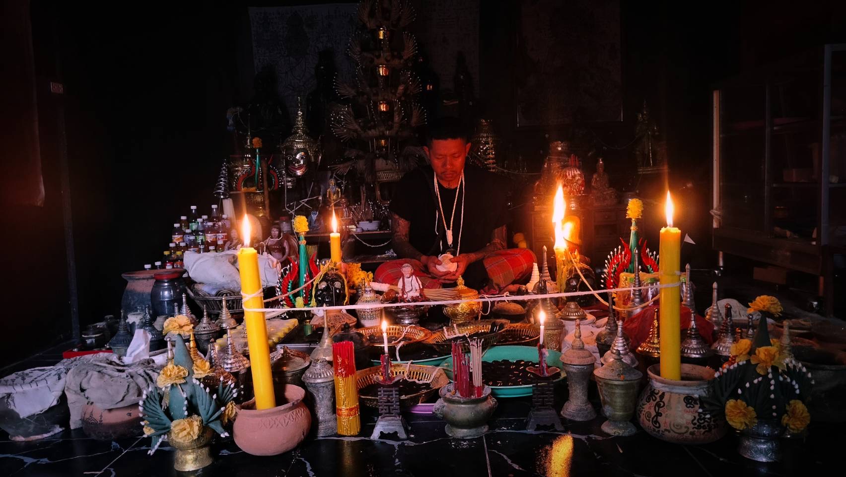 ขุนแผนอุ้มนางจอมเวทย์สายดำ ขุนแผนรุ่น 1 ตะกรุดทองแดง สำนักคนเลี้ยงผี สร้างมีนาคม 2568