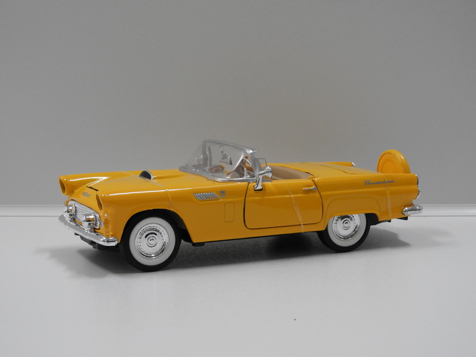 1956 Ford Thunderbird 1:24 โมเดลรถเหล็ก (ปลีก-ส่ง)