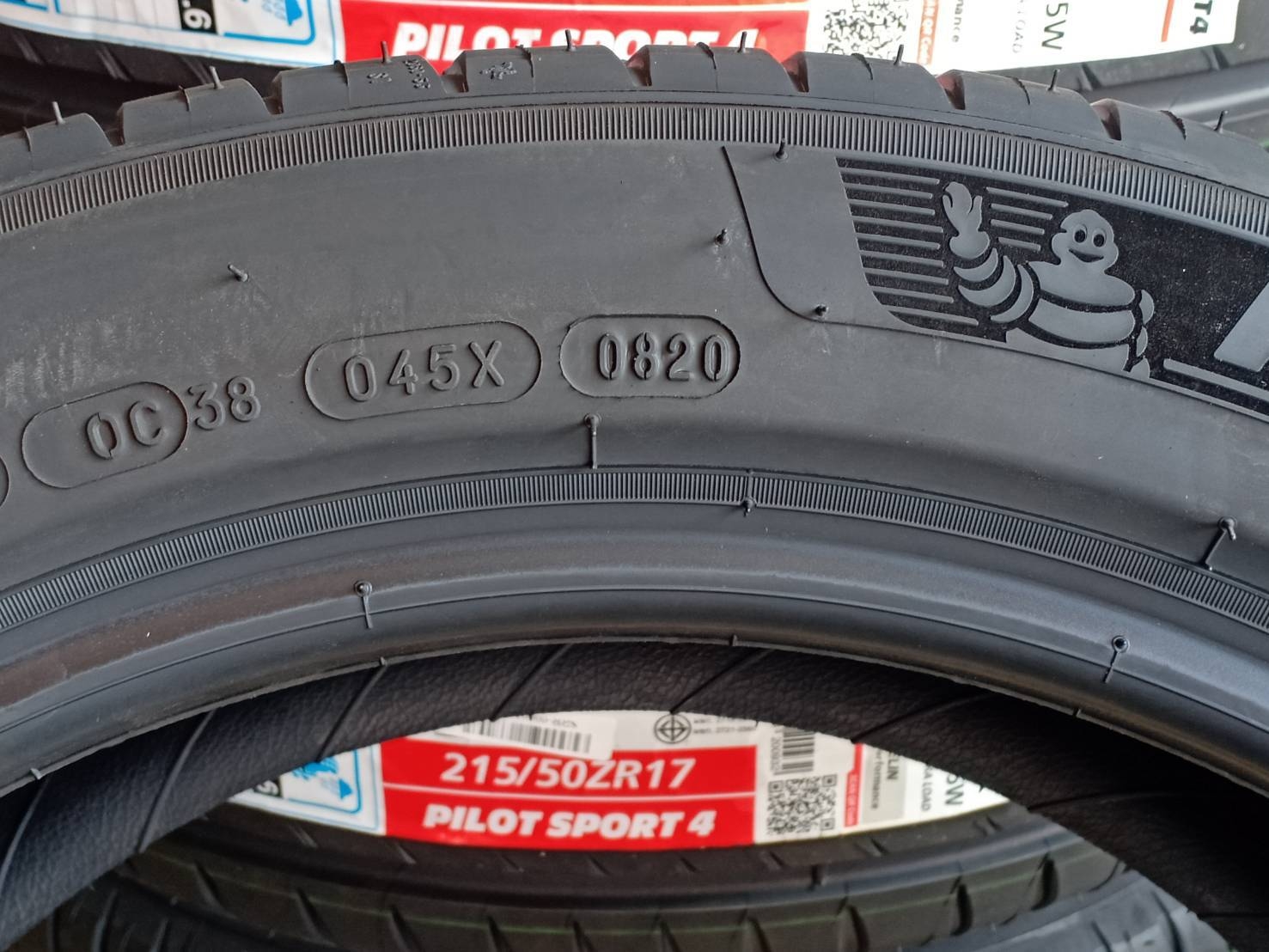 MICHELIN PILOT SPORT4 215/50ZR17 ยางใหม่ราคาพิเศษ