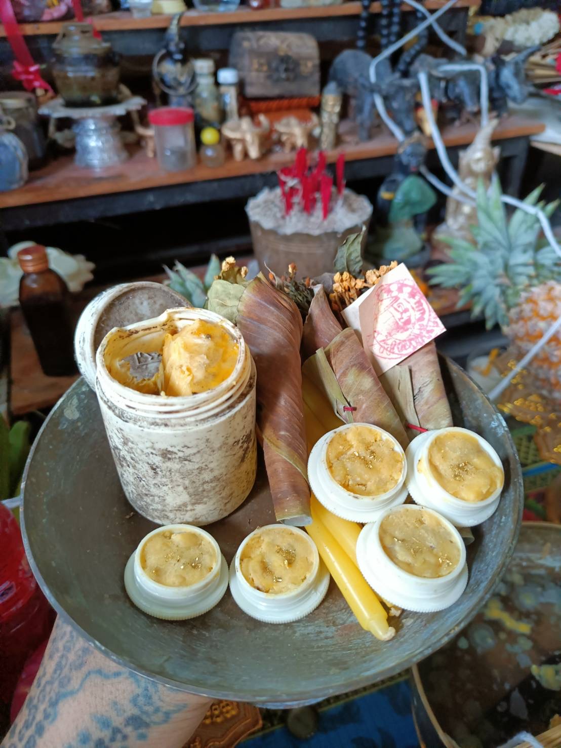 ⭕️ สีผึ้งมหาเสน่ห์ผสมน้ำมันพรายยุคต้น พบในย่าม หลวงปู่ชื่น วัดตาอี