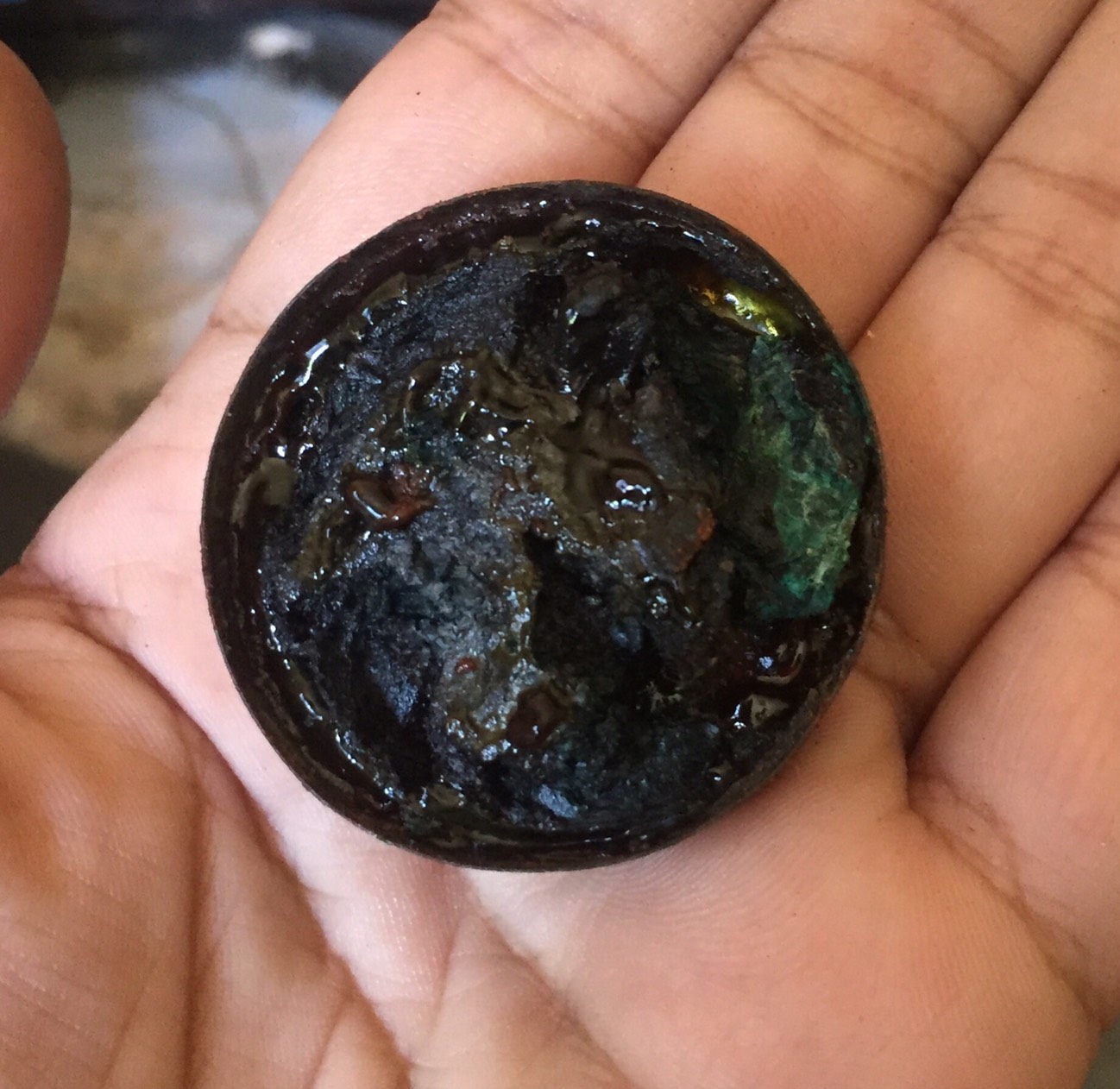 สีผึ้งพรายแม่น้ำฝน ด้านในมีกะโหลกหน้าผากพรายแม่น้ำฝน