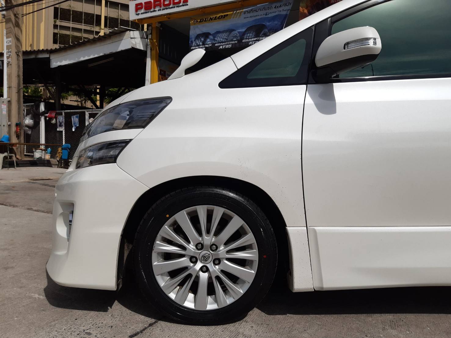 DUNLOP LM705 235/50R18 ยางญี่ปุ่นปี19 ลดราคาพิเศษ