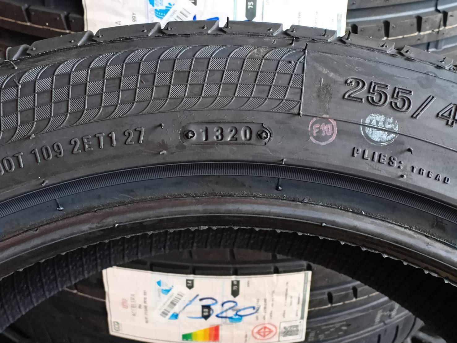 ACCELERA PHI 255/40ZR18 ยางปี20 ราคาพิเศษ เส้นละ 3,500 บาท
