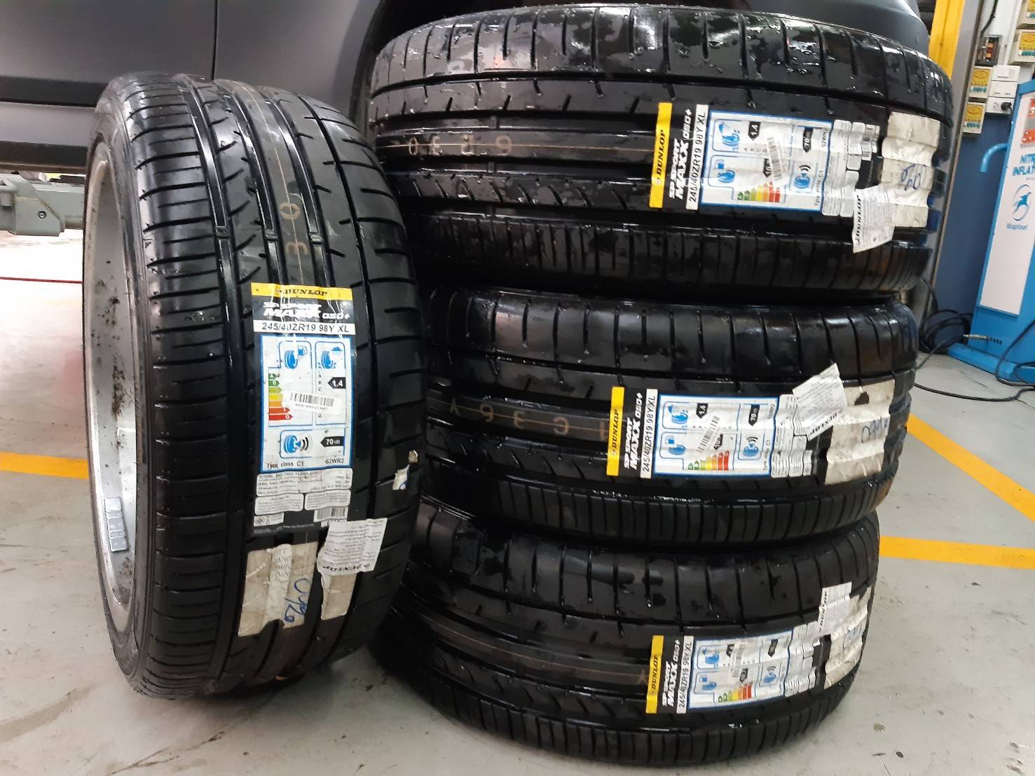 DUNLOP SP SPORT MAXX 050+ 245/40ZR19 ยางปี20 ราคาพิเศษ