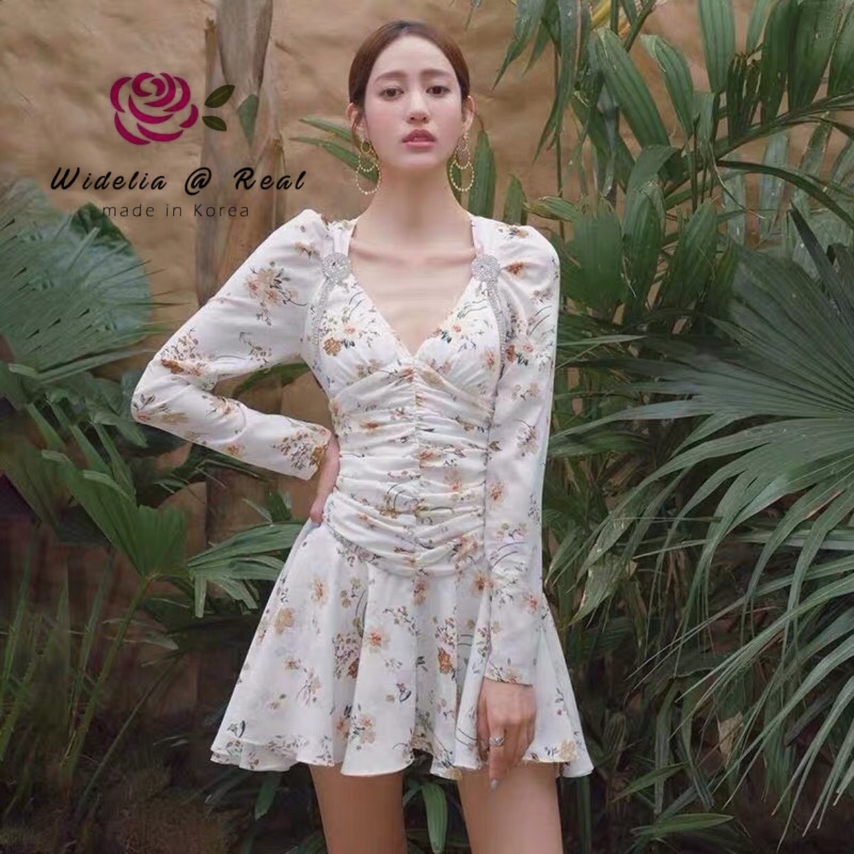 Cameo Dress เดรสตัวสั้นทรงคอวี เเขนยาวพิมพ์ลายดอกไม้ เเต่งย่นๆสวยเกร๋