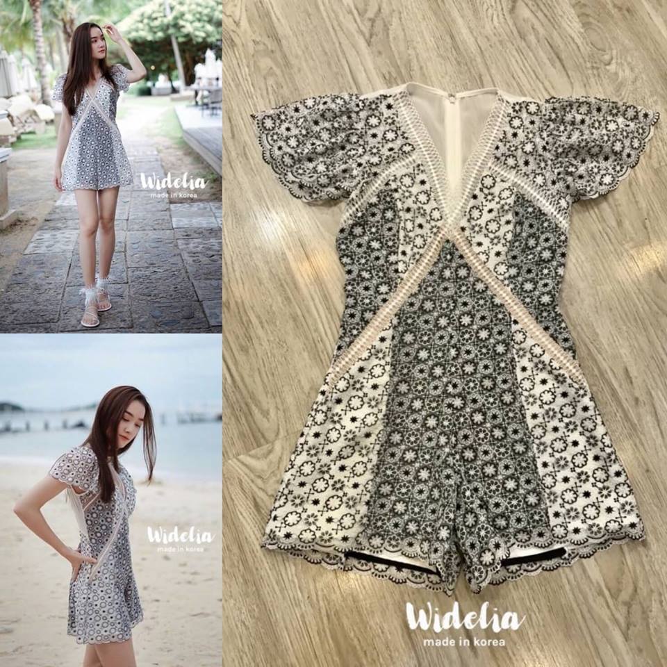 Thea Playsuit:: จั้มสูทขาสั้นคอวี ลูกไม้ลายสวย