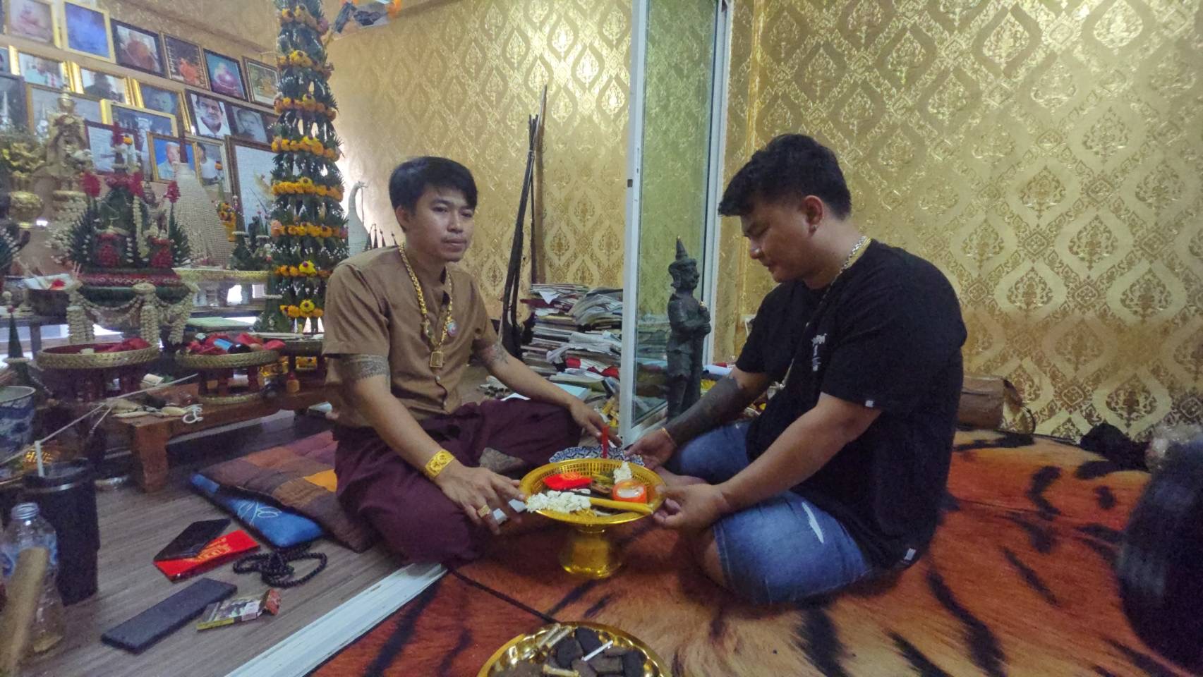 ล็อคเก็ตขุนแผน อาจารย์ เวียง ขุนแผน รวมยันต์สายแห่พระเจ้า