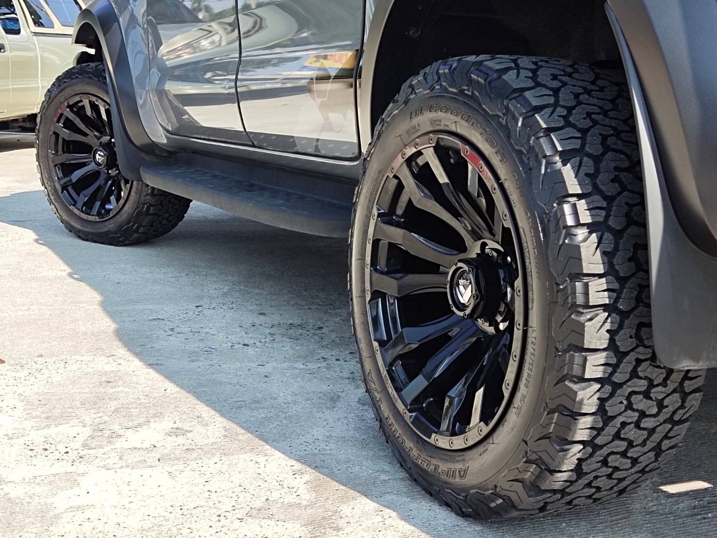 FUEL BLITZ D675 ขอบ20x10 ET-18 6x139.7 GLOSS BLACK