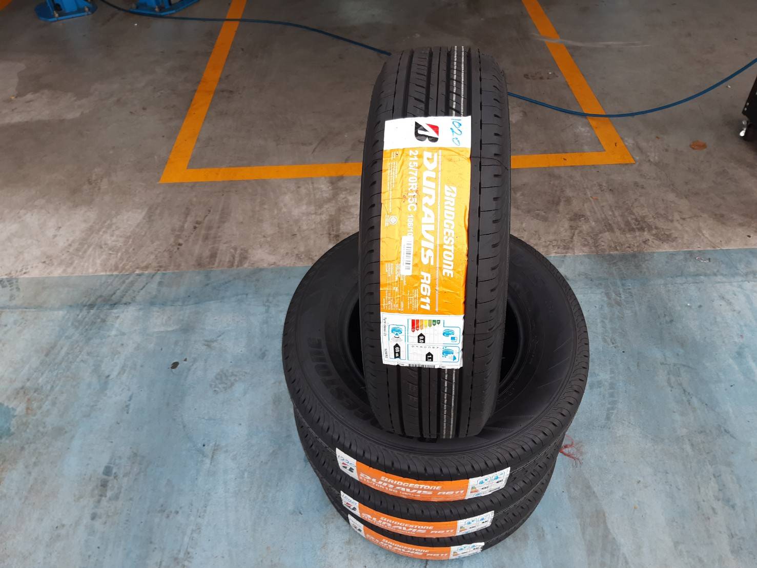 BRIDGESTONE DURAVIS R611 215/70R15 ยางสำหรับกระบะบรรทุก ราคาพิเศษ