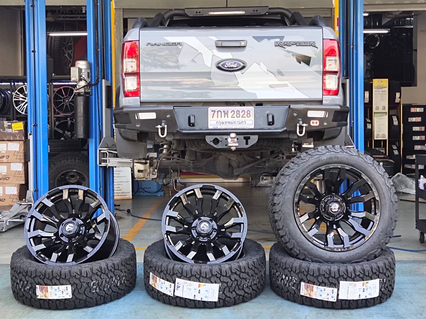 FUEL BLITZ D675 ขอบ20x10 ET-18 6x139.7 GLOSS BLACK